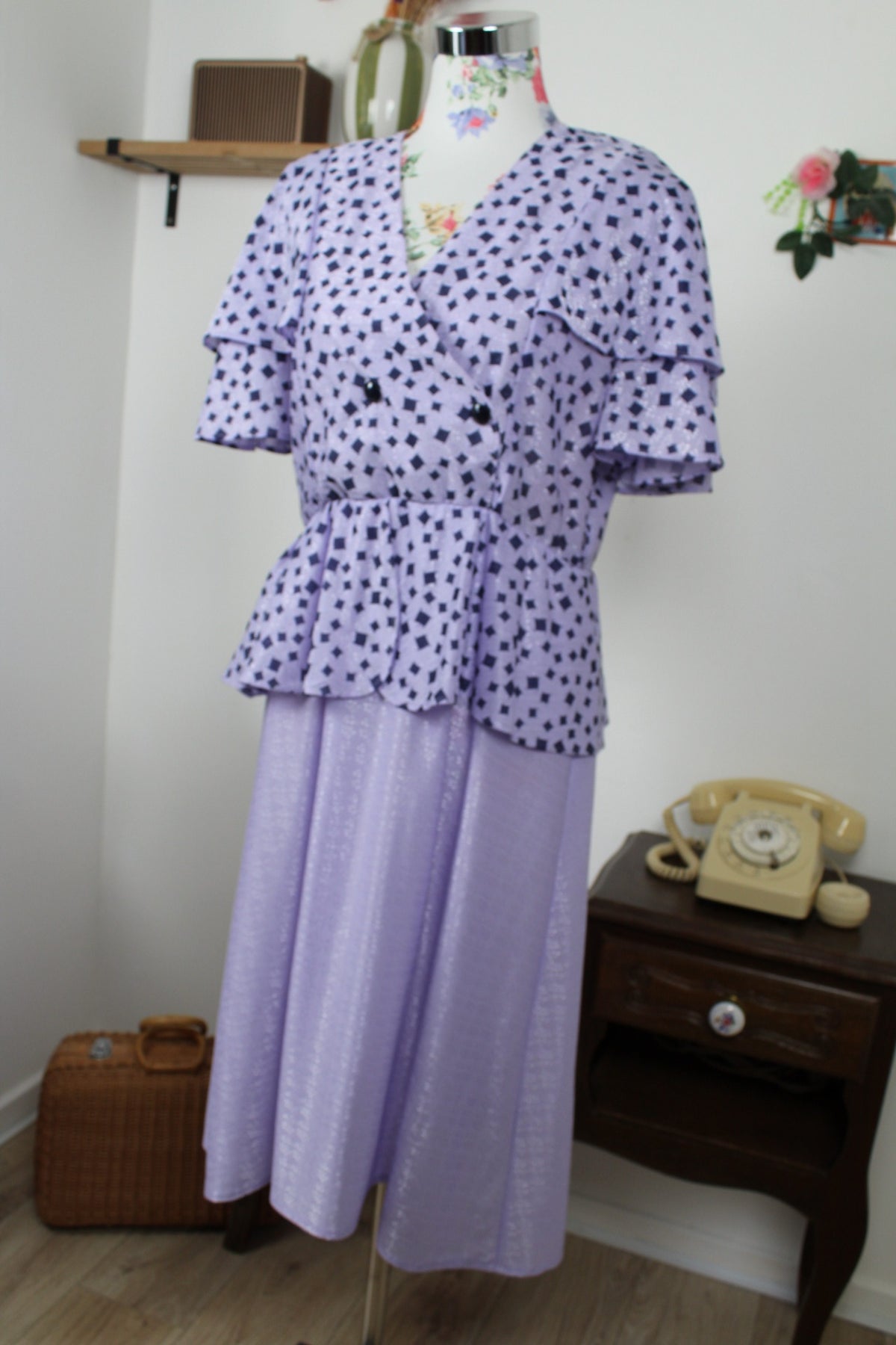 Robe vintage années 80 Shiny Paris - lilas satiné & volants romantiques - Taille 38/40
