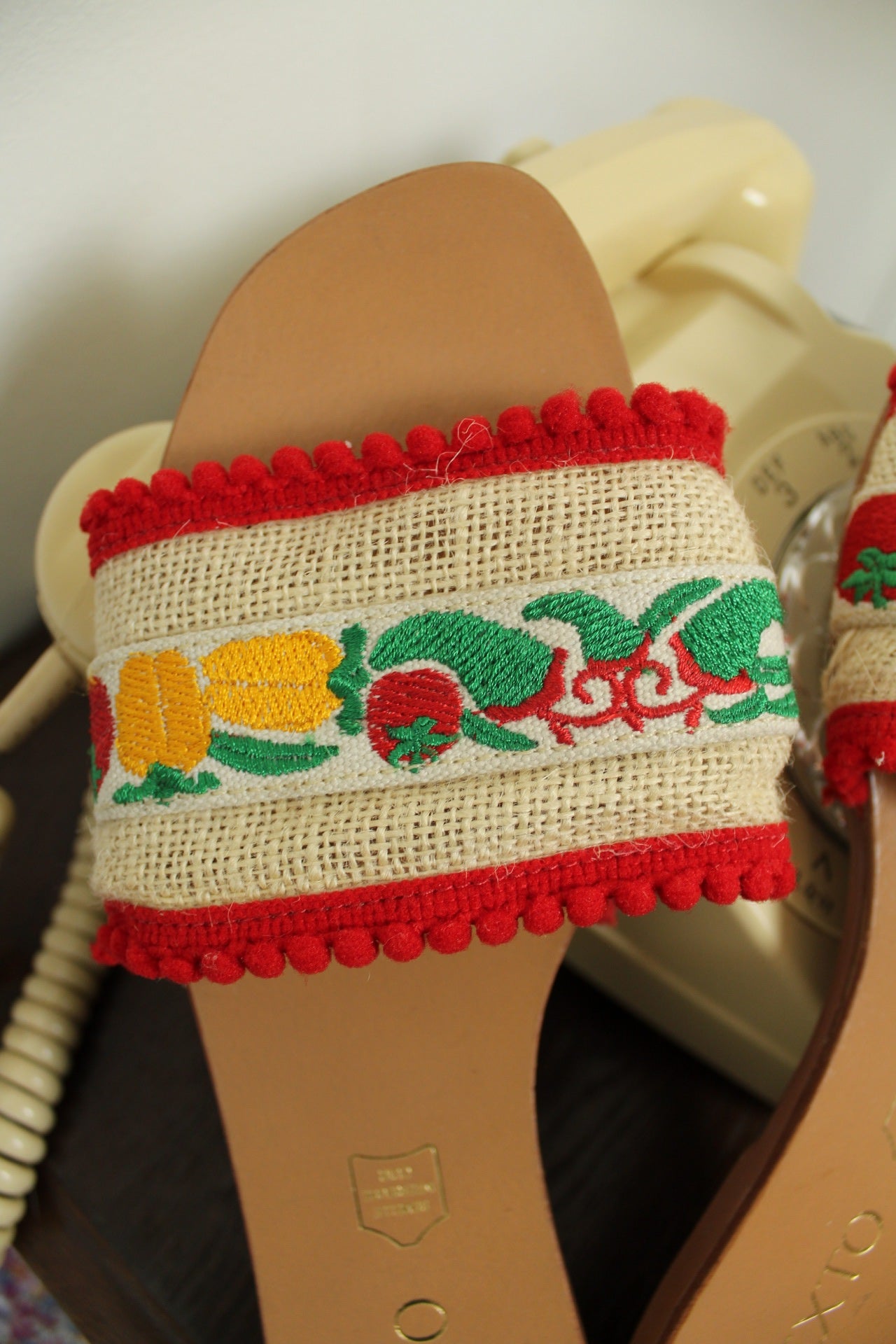 🌸🍒Claquettes ultra colorées - bande tissée brodée de légumes - pointure 39🍒🌸