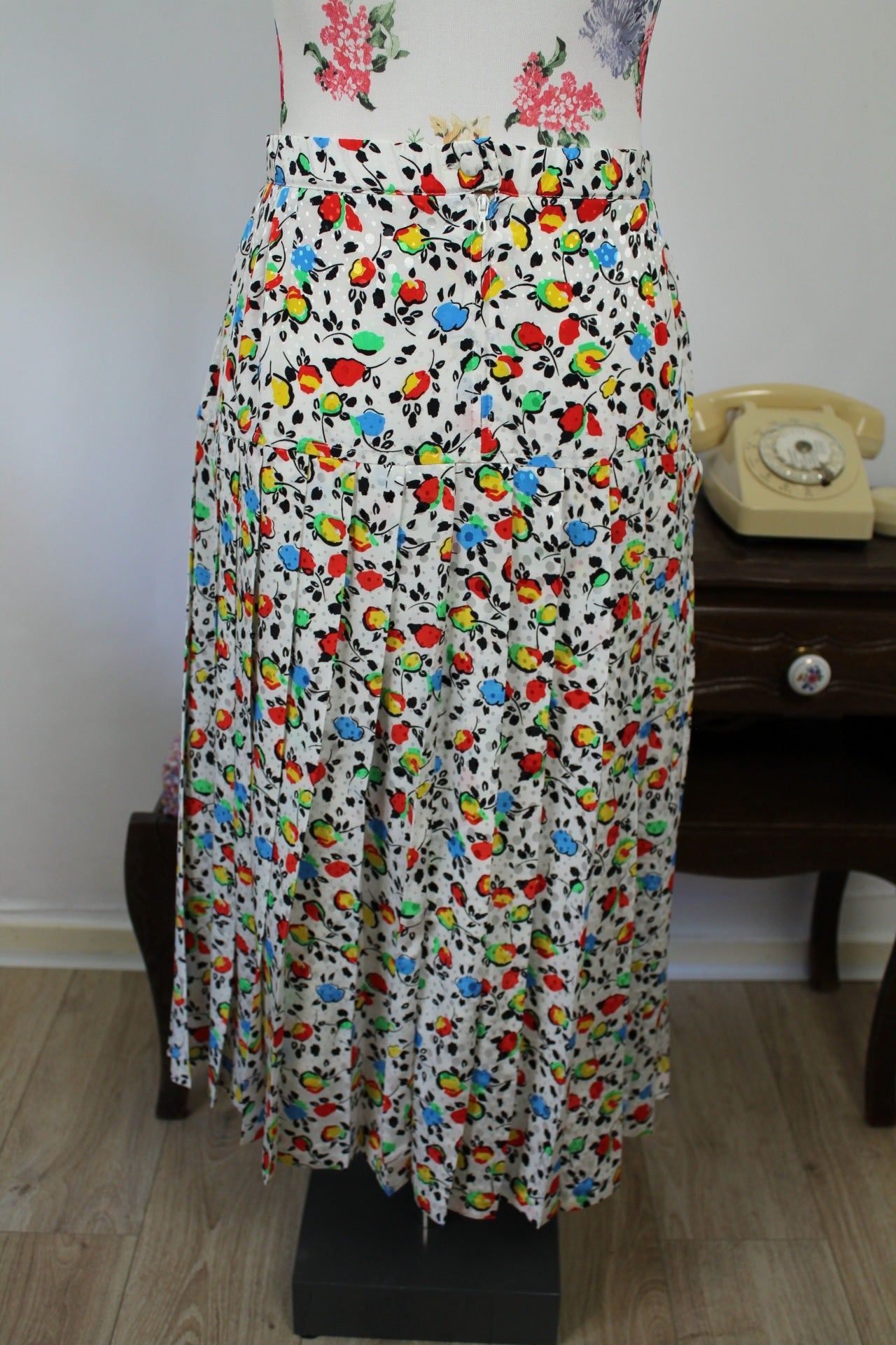 🍒🌸Jupe plissée vintage années 80 - pétales de fleurs et pois satinés - Taille 44🌸🍒