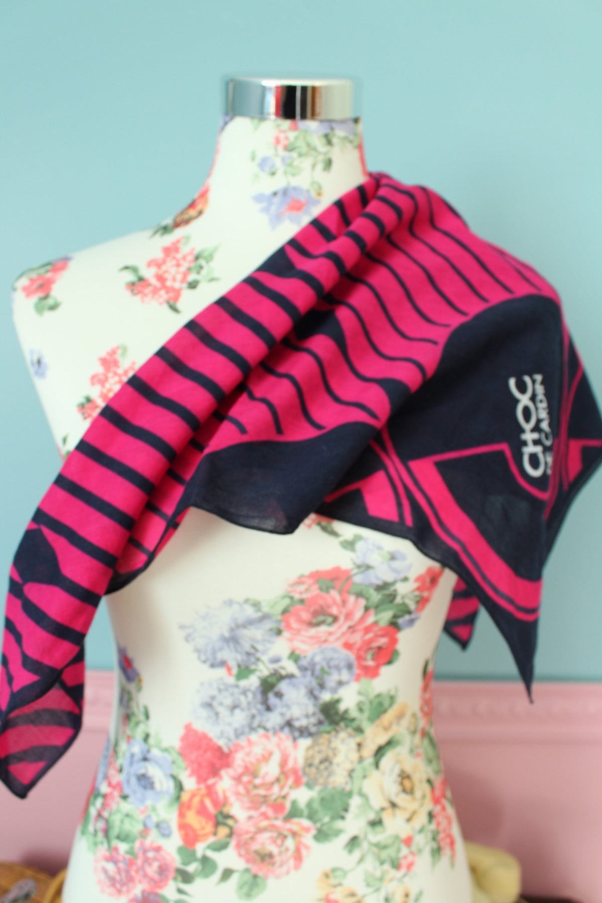Foulard vintage années 80 Choc de Cardin marine & fuchsia