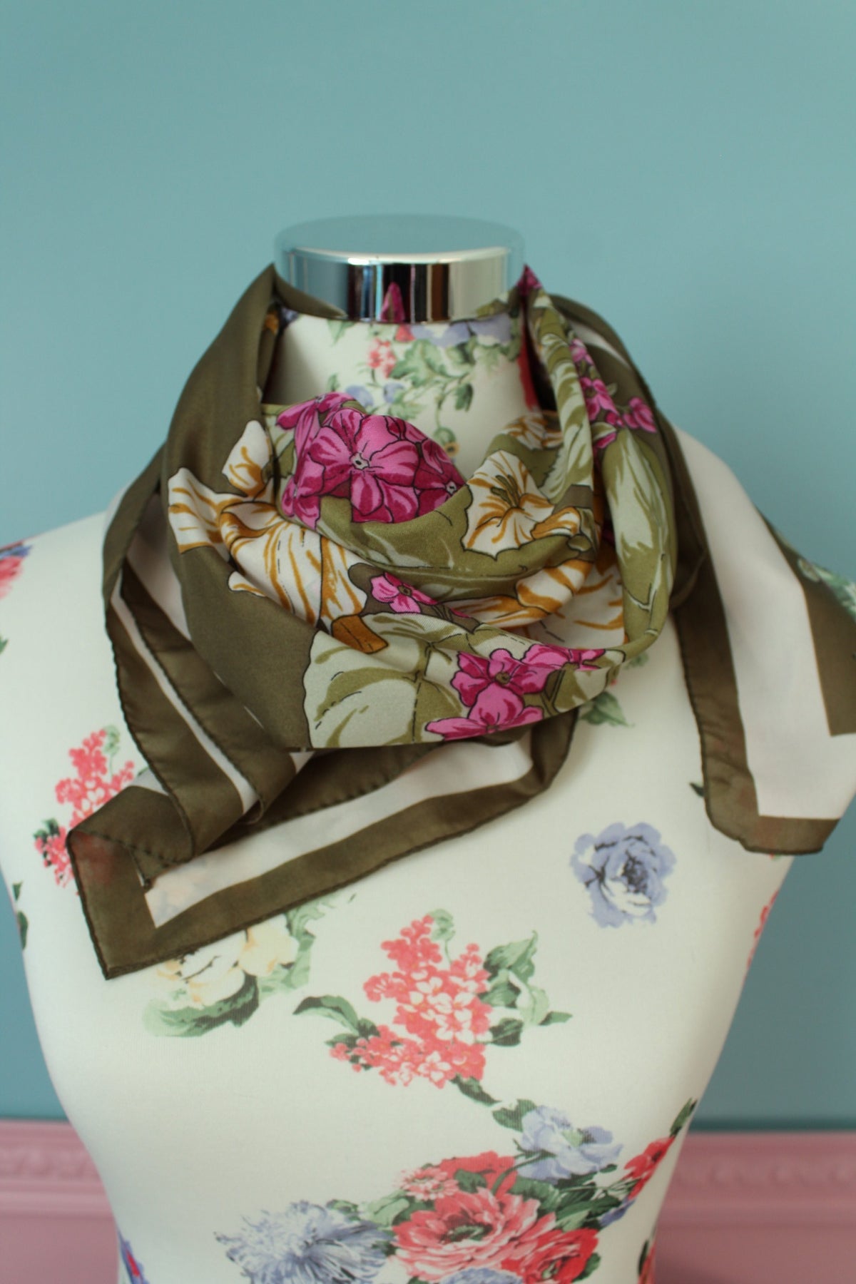 Foulard vintage années 80 kaki fleuri