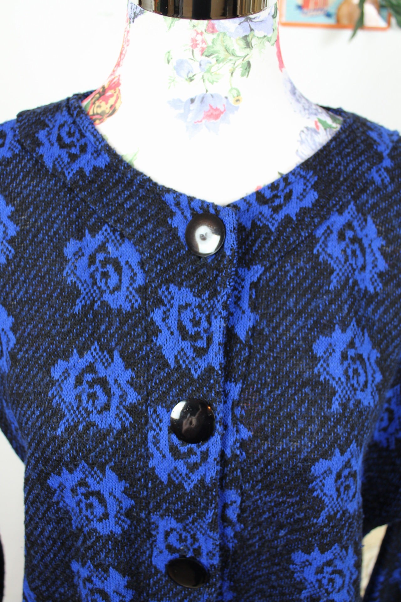 🌸🍒Pull vintage 80/90s bleu et noir motifs roses - boutons XXL🍒🌸