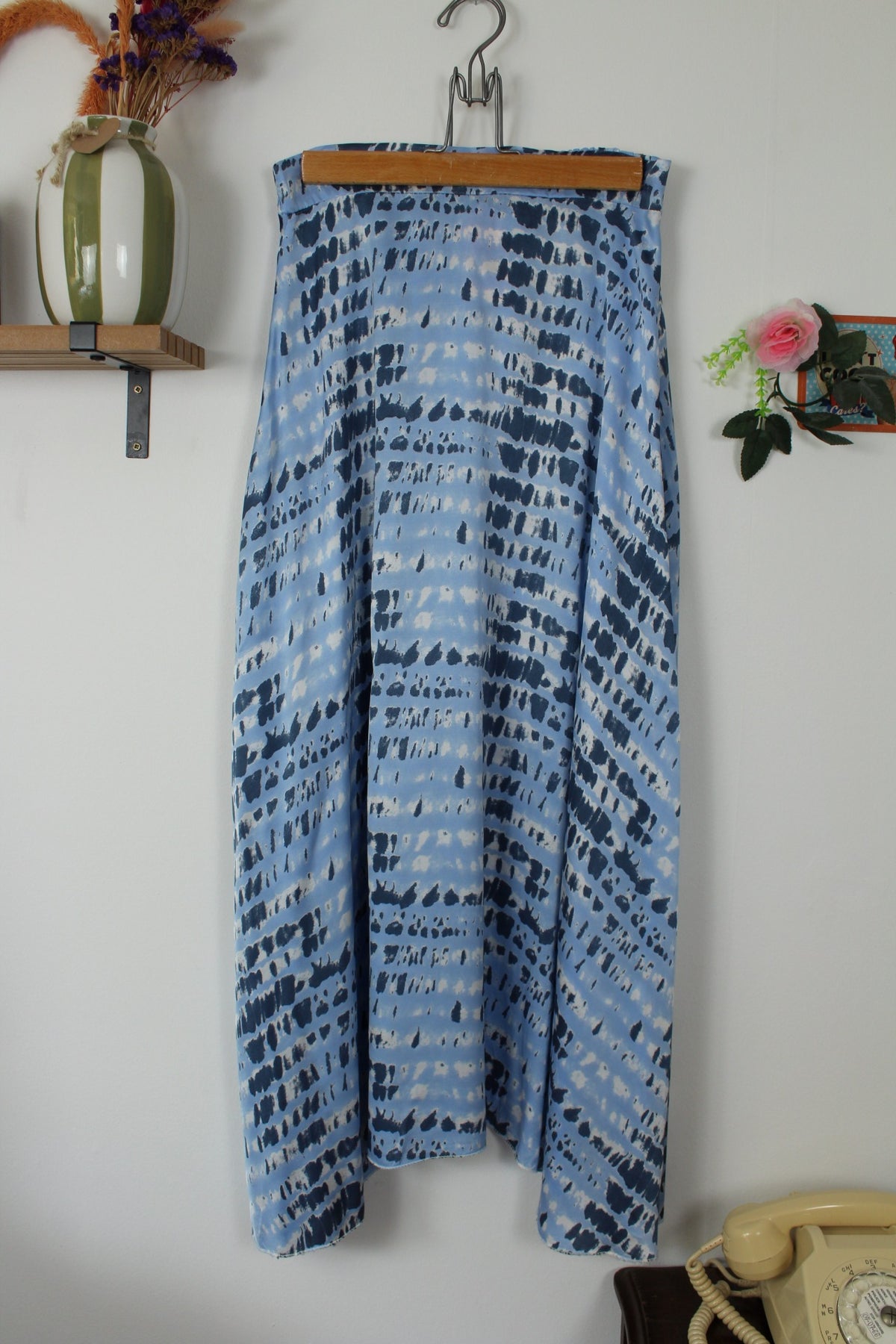 Jupe longue vintage années 90 Made in Italy bleu satiné motif tie & dye – Taille 36/38