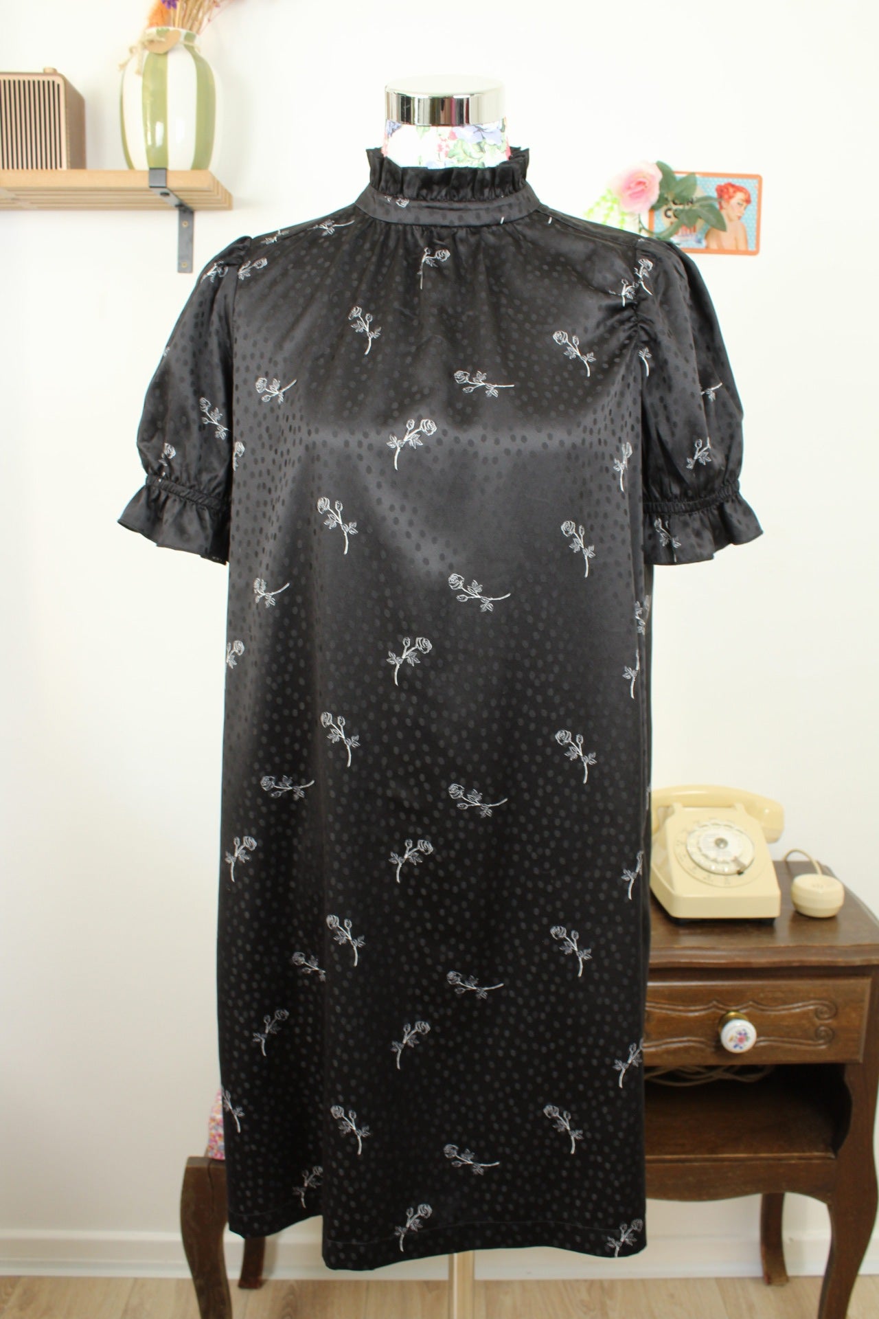 🌸🍒Robe noire romantique satinée - pois & roses - La Redoute - Taille 38/40🍒🌸