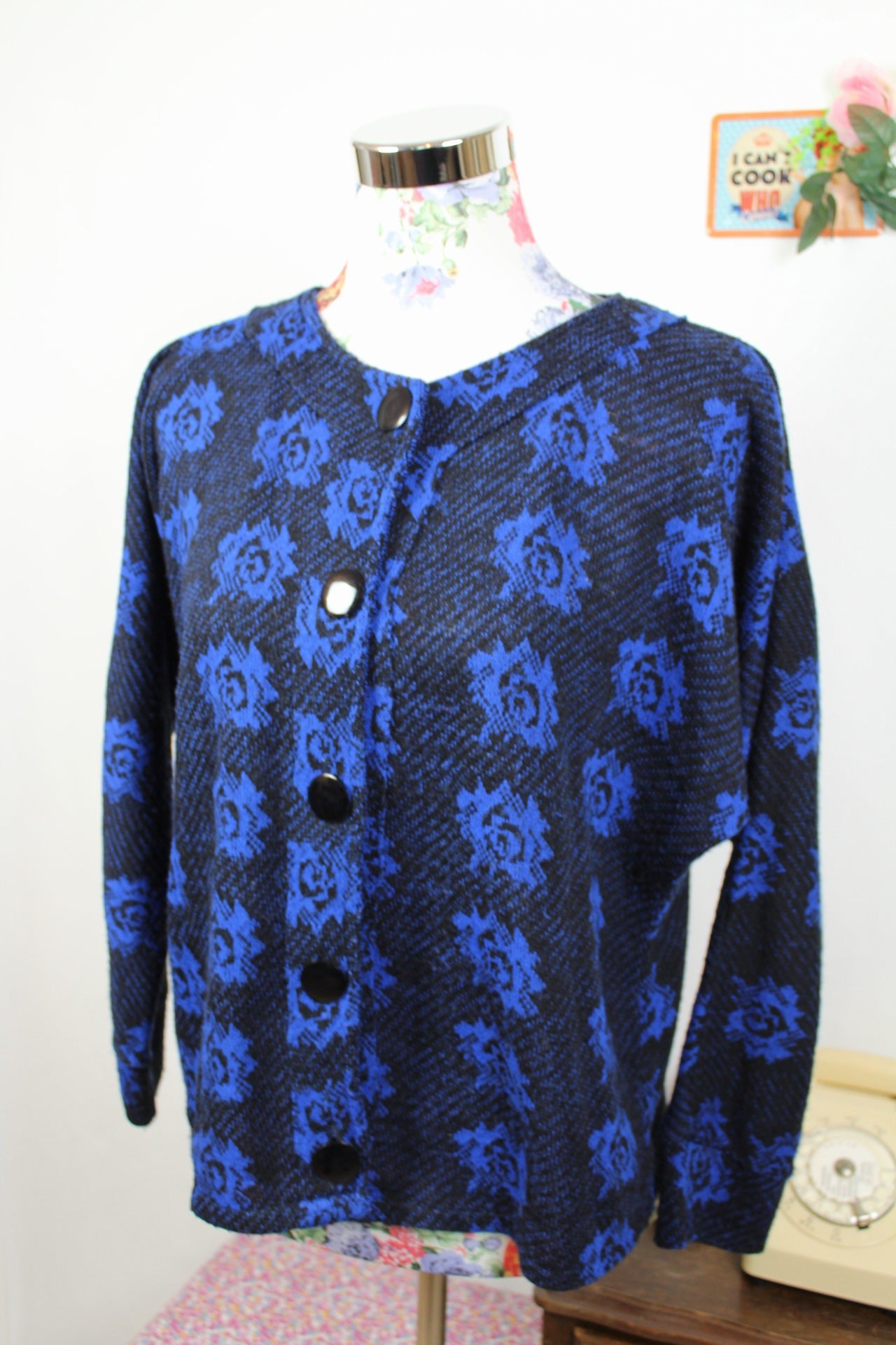 🌸🍒Pull vintage 80/90s bleu et noir motifs roses - boutons XXL - Taille 38/40🍒🌸