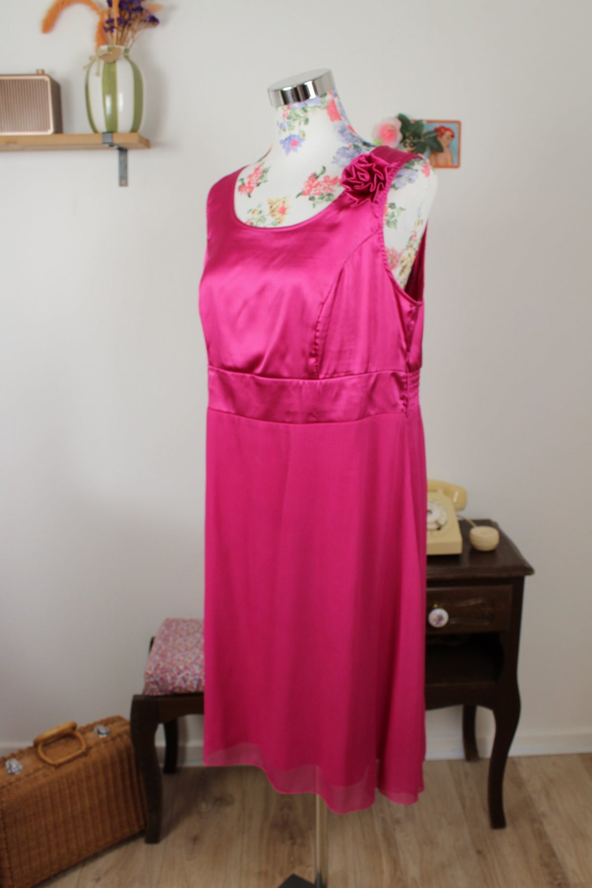Robe pin-up/rockabilly rose fuchsia intense satiné & fleurs d'épaule - Taille 42/44