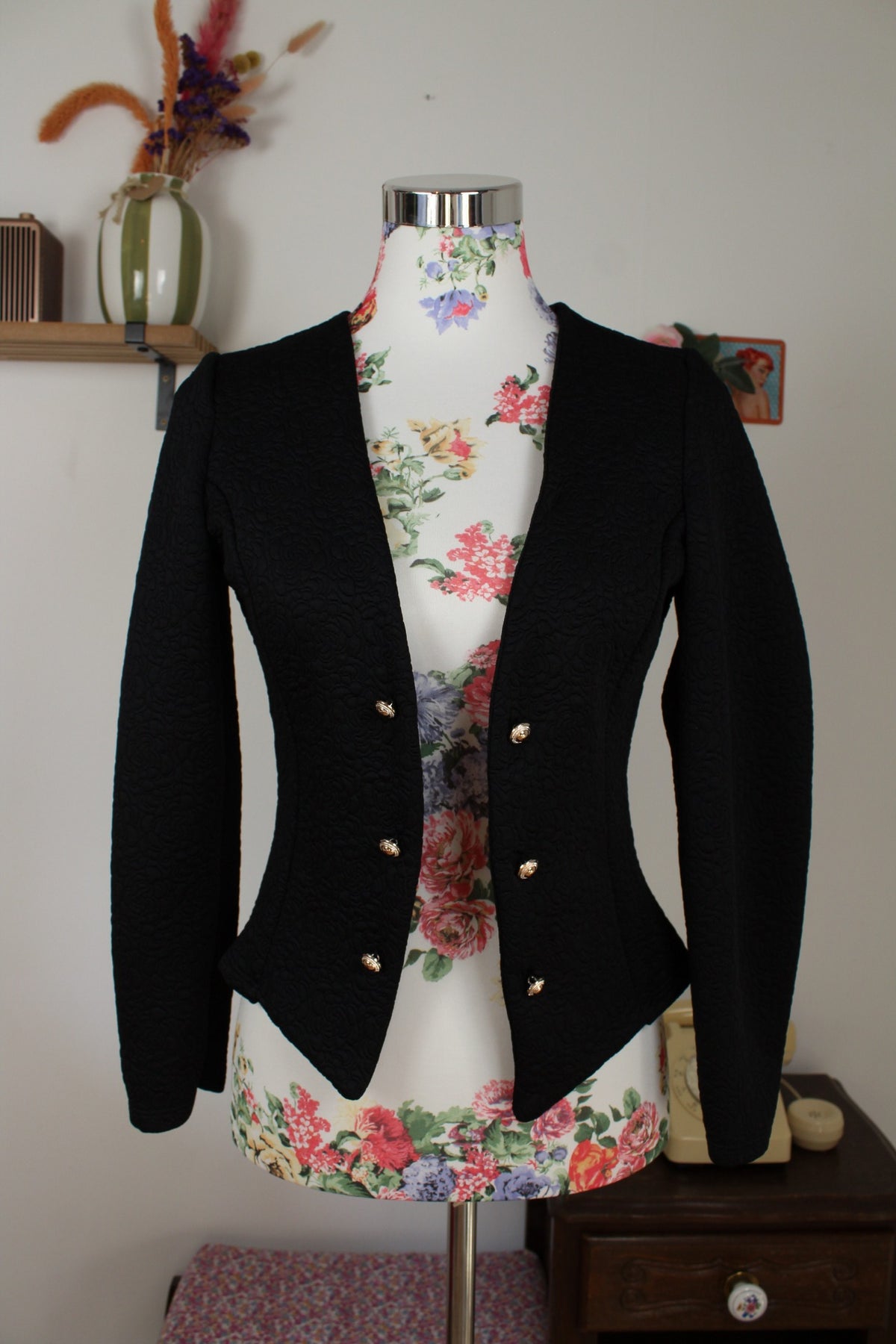 Cardigan noir style officier - roses en relief & boutons dorés - Taille 36