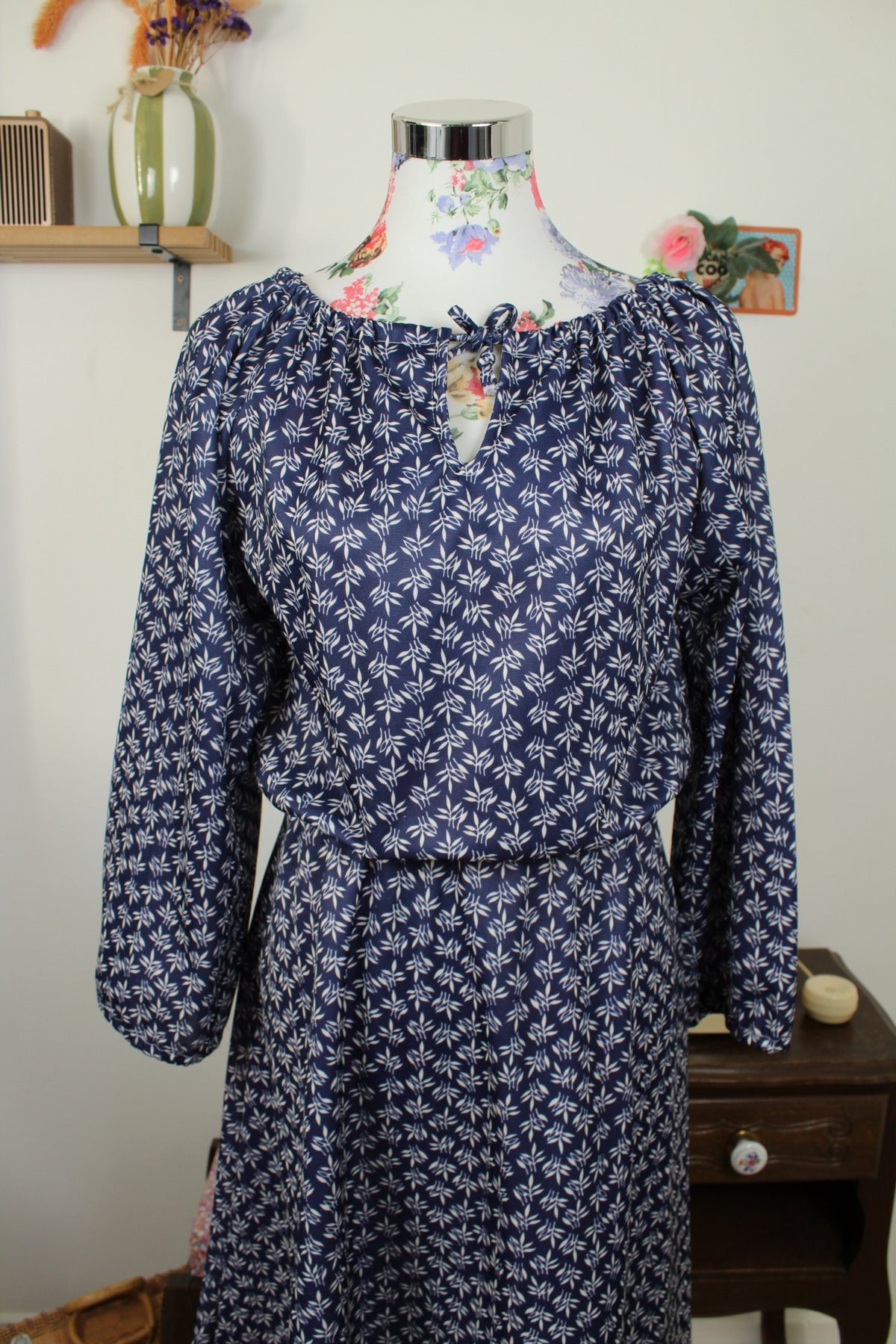 Robe vintage années 70/80 romantique bohème - bleu marine, feuilles & manches larges - Taille 40/42