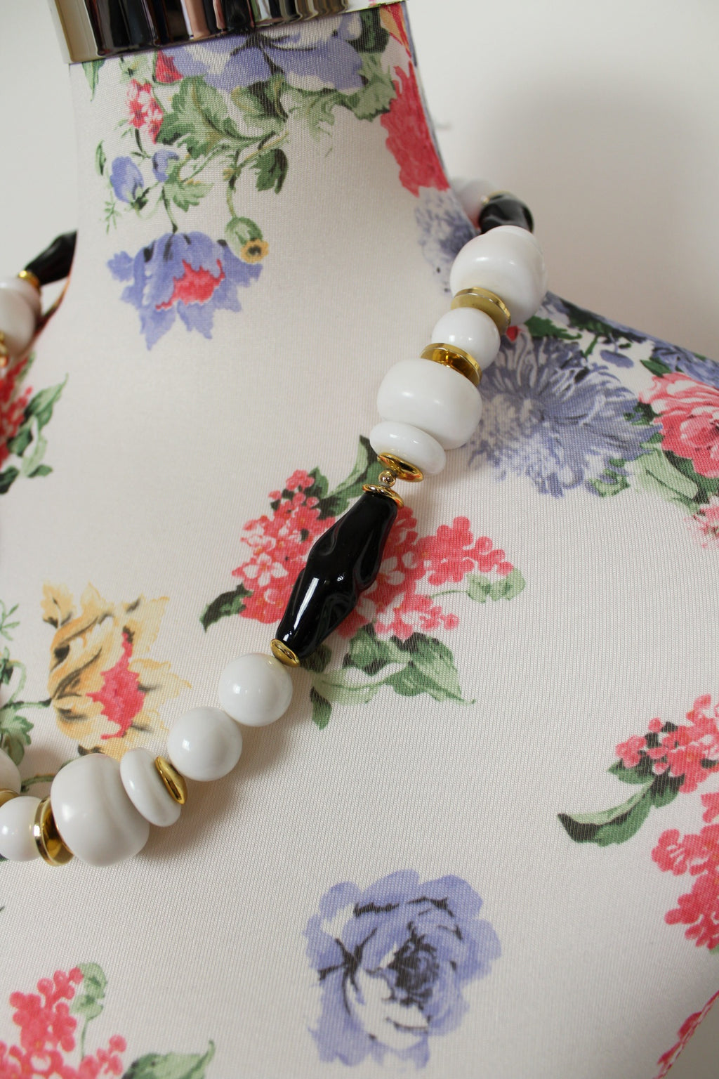🌸Collier vintage 80's perles blanches, noires & dorées - long et chic !🍒