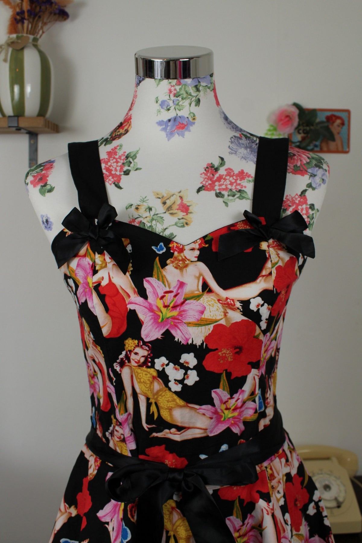 Robe pin-up/rockabilly Hell Bunny motif lys roses & pin-up - Taille 36 petit 38