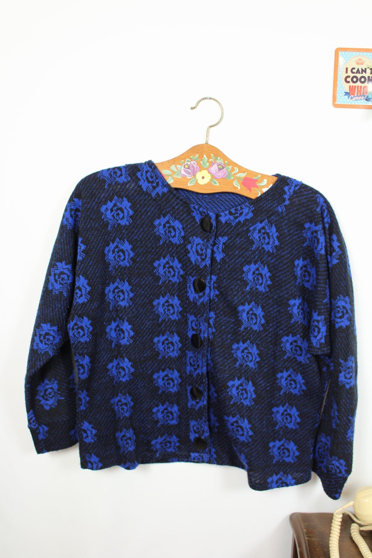 🌸🍒Pull vintage 80/90s bleu et noir motifs roses - boutons XXL - Taille 38/40🍒🌸