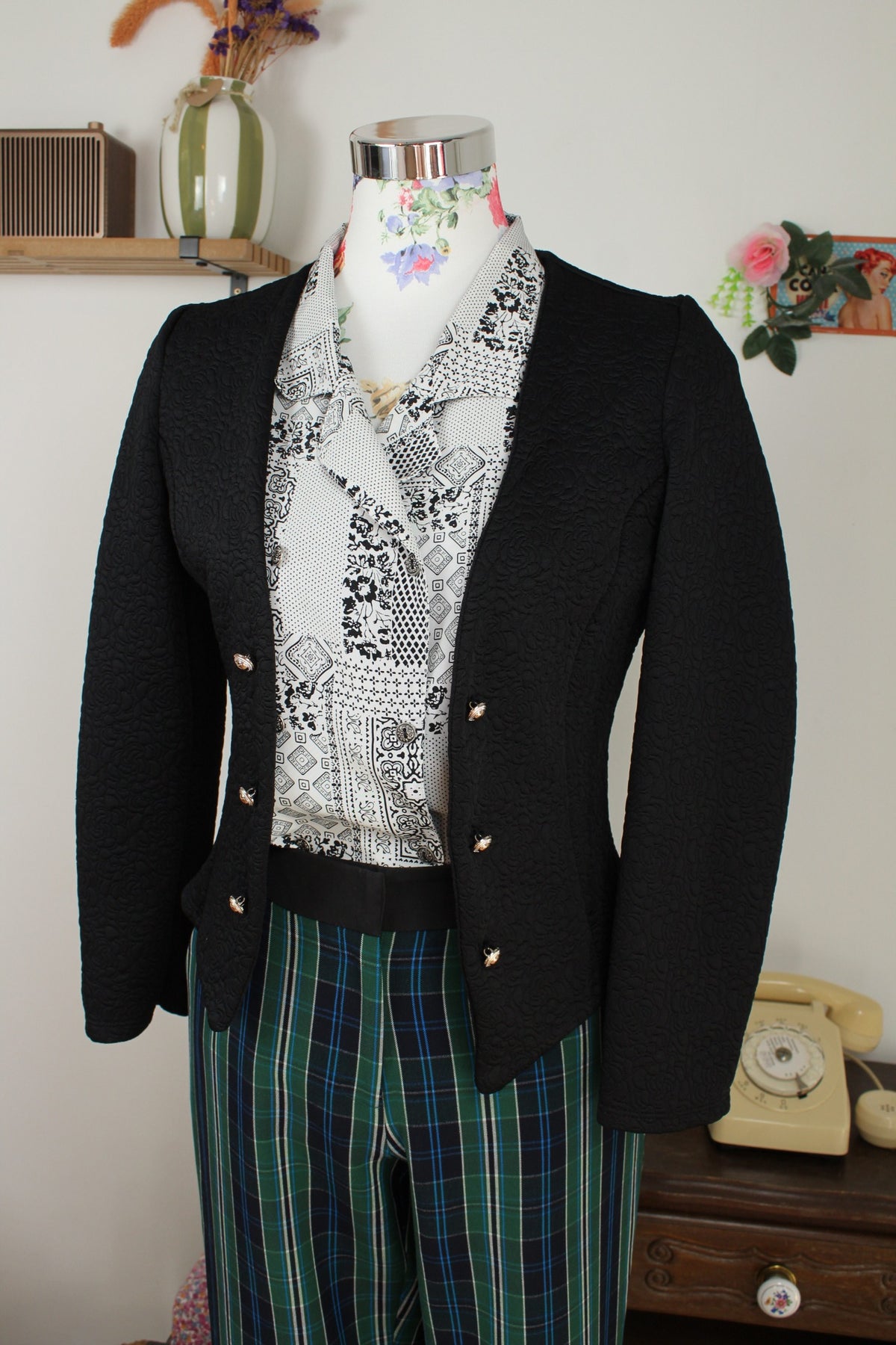 Cardigan noir style officier - roses en relief & boutons dorés - Taille 36