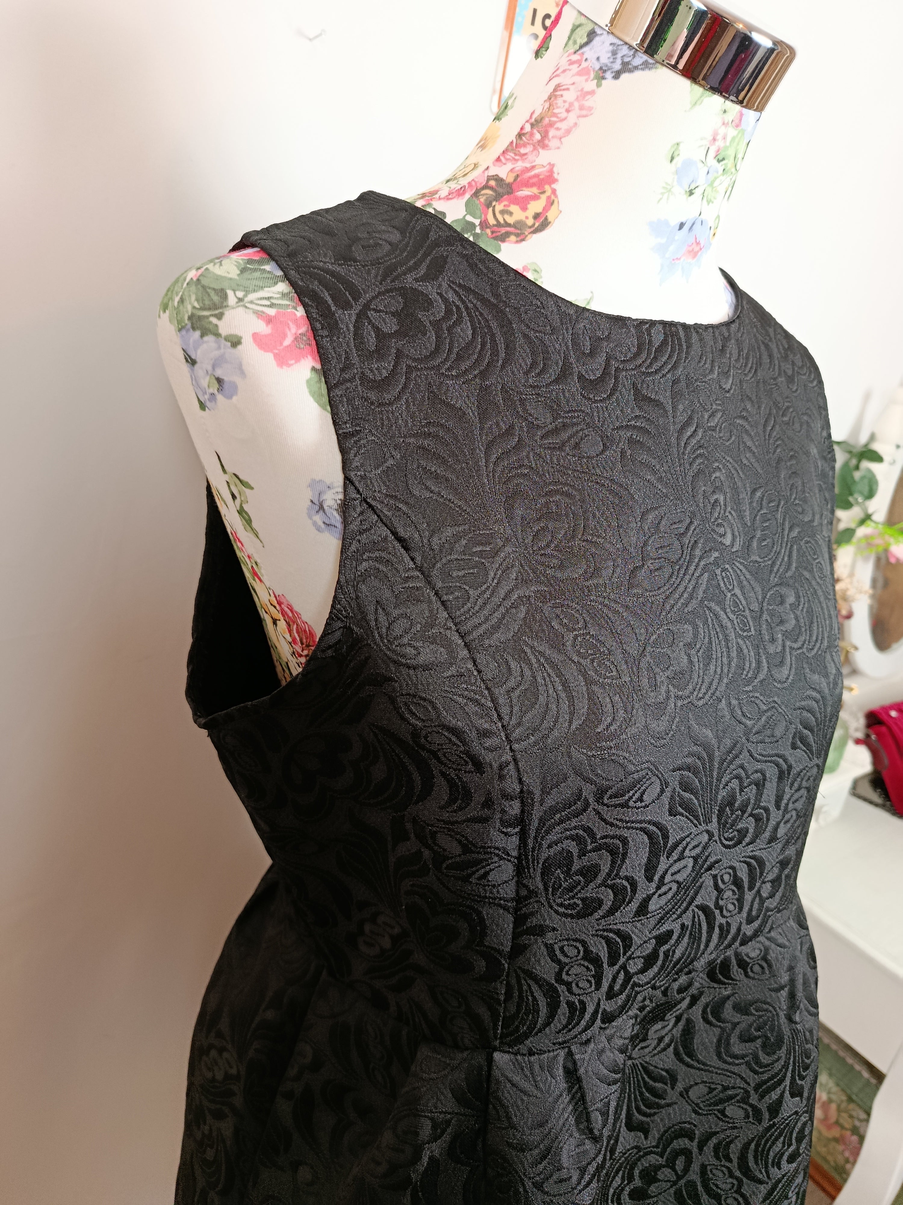 ✨Robe noire vintage 80/90s satinée - motifs fleuris baroques en relief✨