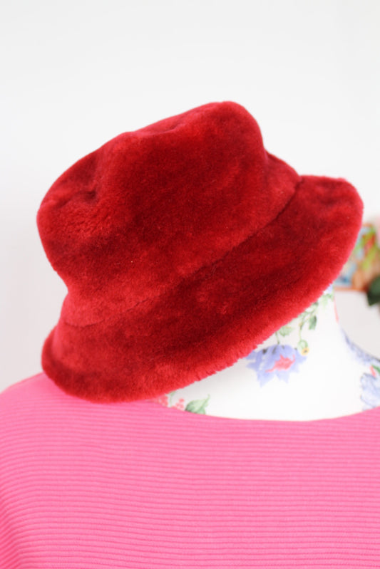 🌸🍒 Chapeau d'hiver vintage rouge 90's en fausse fourrure - Taille 54🍒🌸