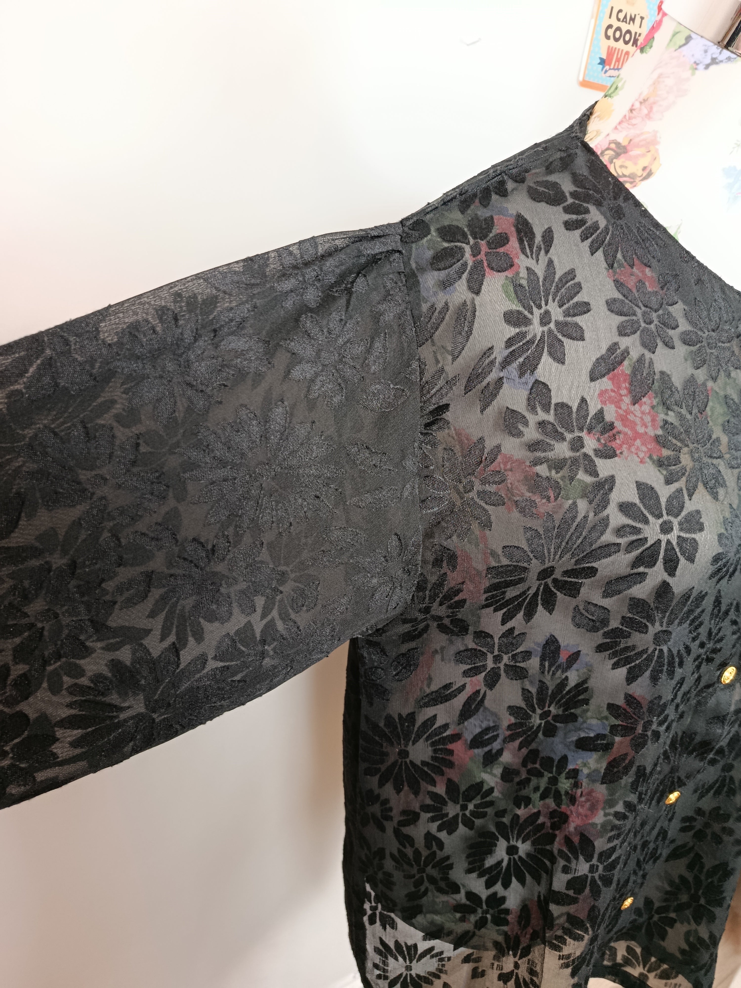 ✨Blouse vintage noire transparente 80's - boutons dorés & fleurs en relief✨