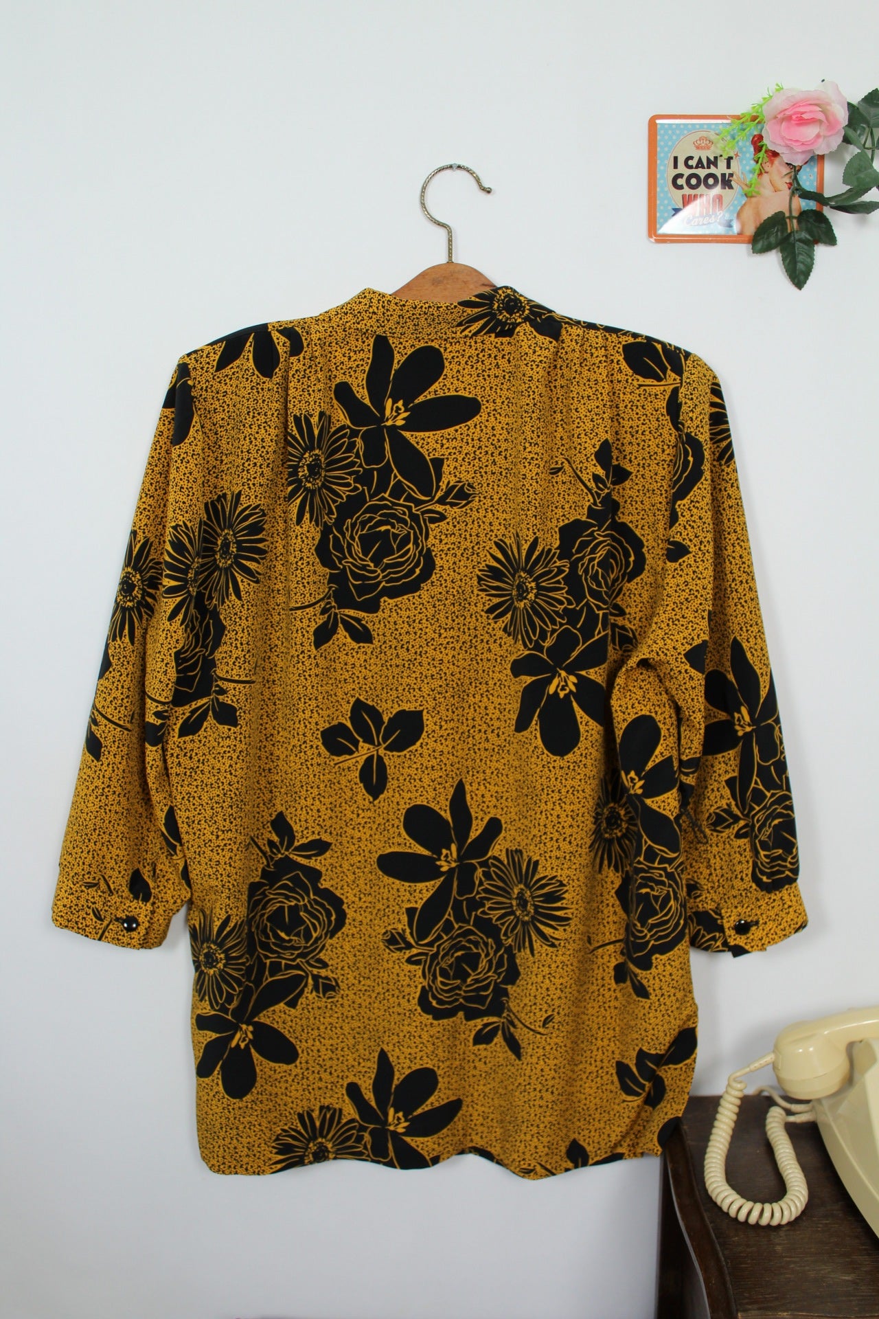 🌸🍒Chemise souple noire vintage 80/90's jaune moutarde à fleurs noires - Taille 46/48🍒🌸
