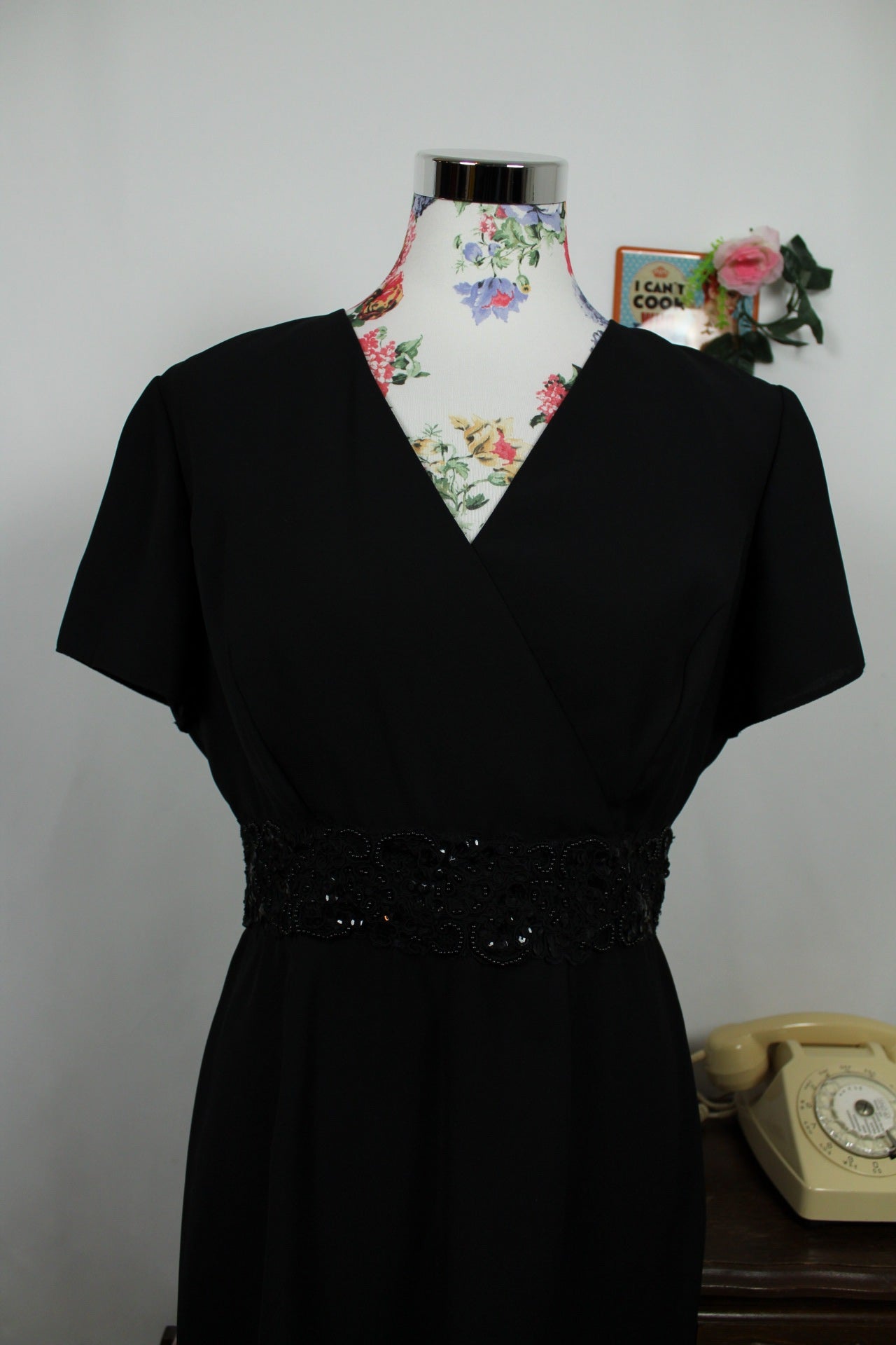 🌸🍒Robe noire vintage 90's ceinture perlée - élégante & coupe pin-up - Taille 38/40🍒🌸