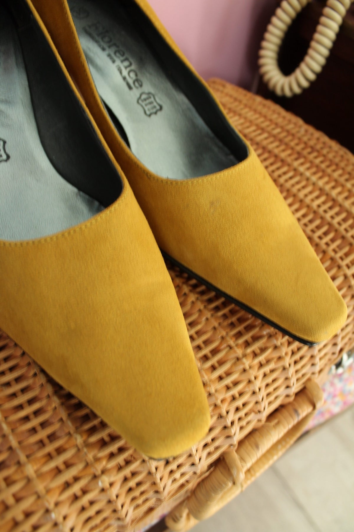 Escarpins vintage années 90 effet daim jaune moutarde - made in Italy - pointure 39