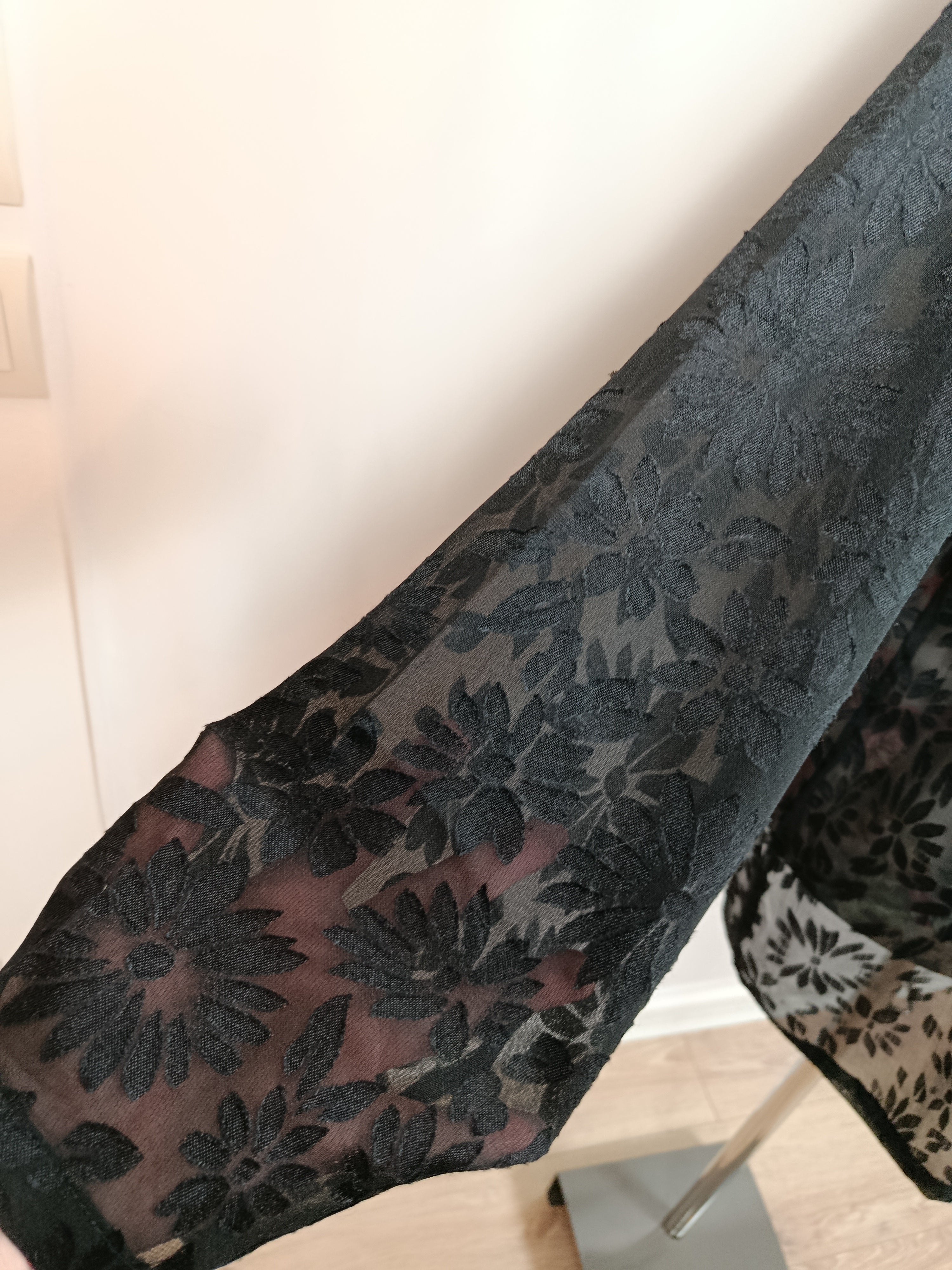 ✨Blouse vintage noire transparente 80's - boutons dorés & fleurs en relief✨