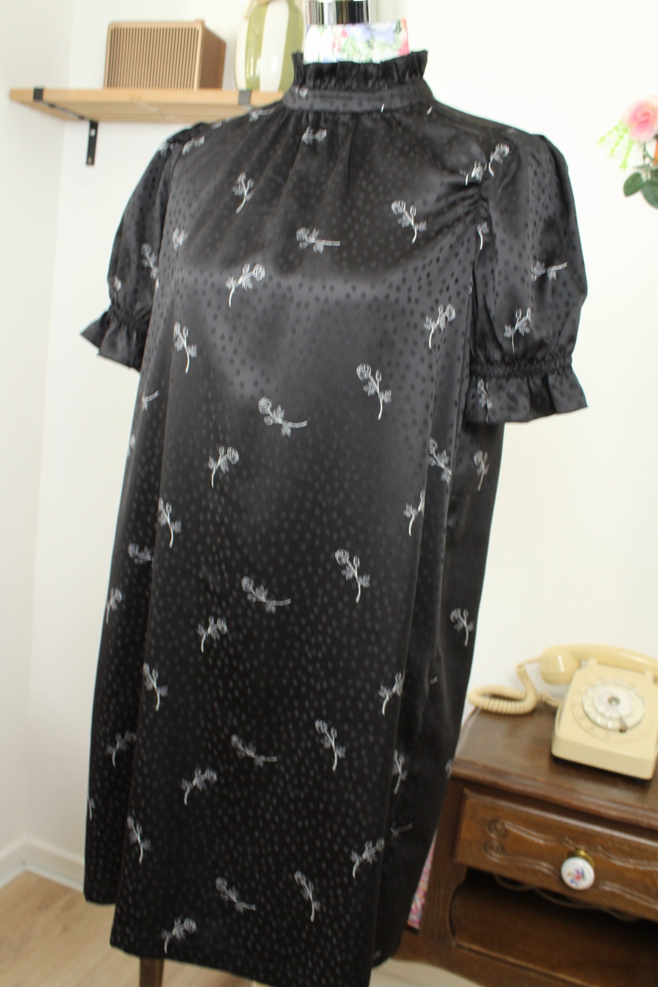 🌸🍒Robe noire romantique satinée - pois & roses - La Redoute - Taille 38/40🍒🌸