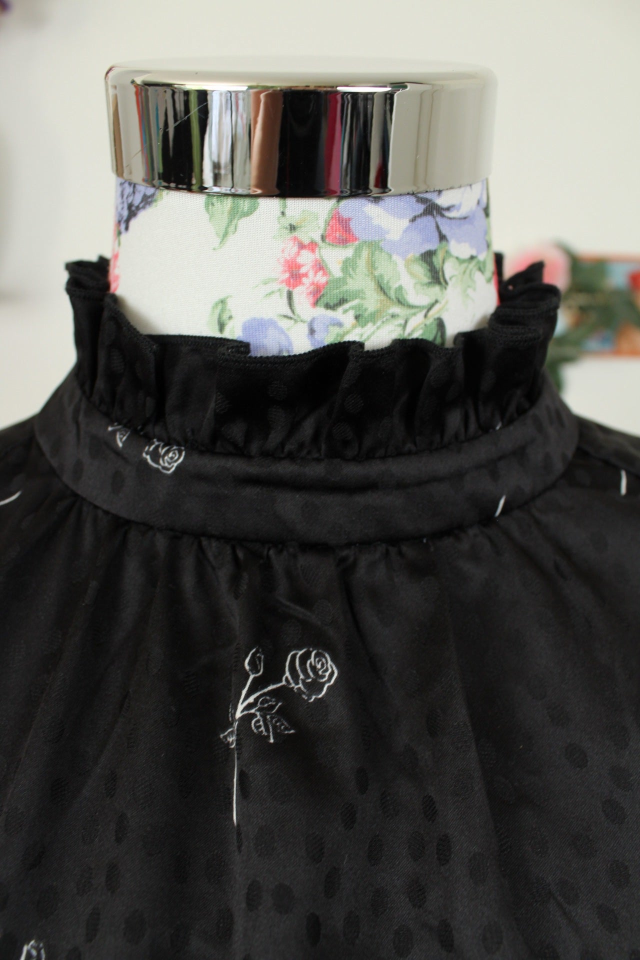 🌸🍒Robe noire romantique satinée - pois & roses - La Redoute - Taille 38/40🍒🌸