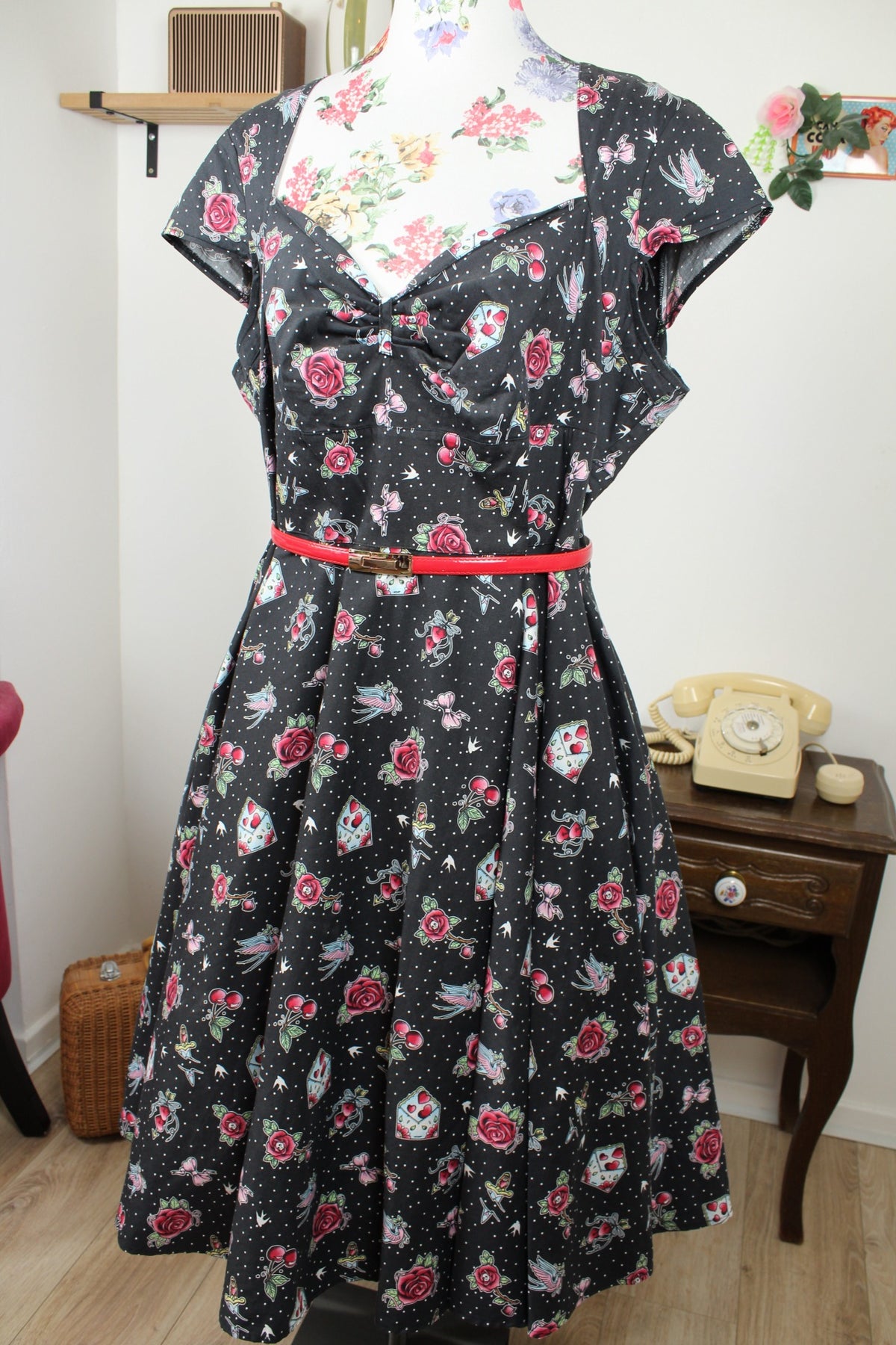 Robe pin-up/rockabilly Hell Bunny - pois, hirondelles & cerises - Taille 48