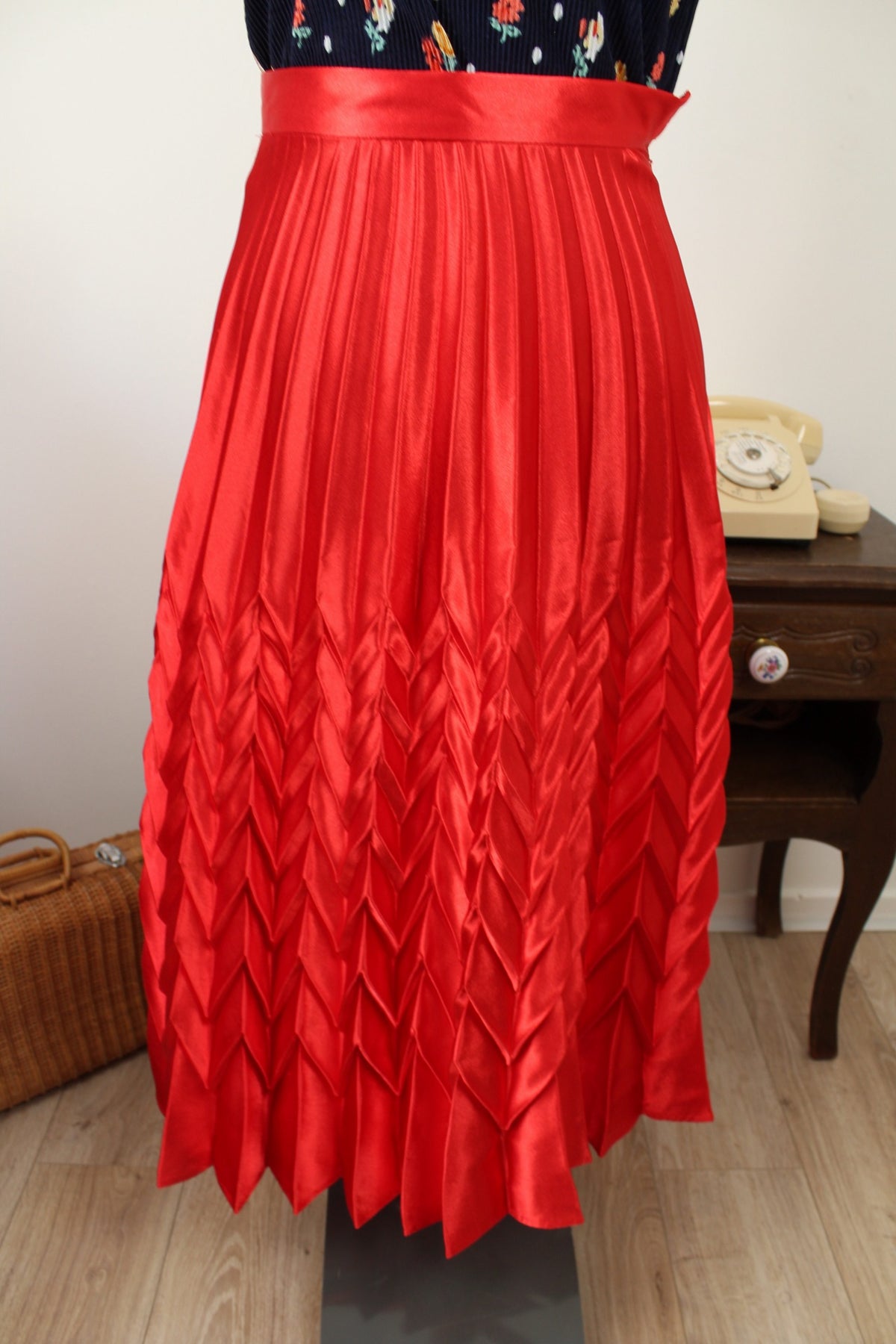 🌸🍒Jupe midi rétro "Retro & Icone" plissée accordeon & chevrons rouge satiné - Taille 34🍒🌸