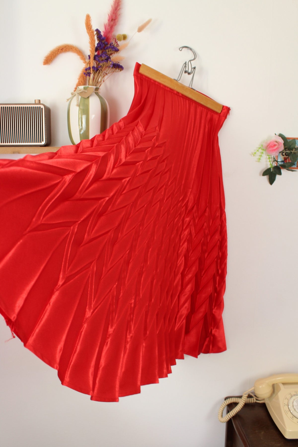 🌸🍒Jupe midi rétro "Retro & Icone" plissée accordeon & chevrons rouge satiné - Taille 34🍒🌸