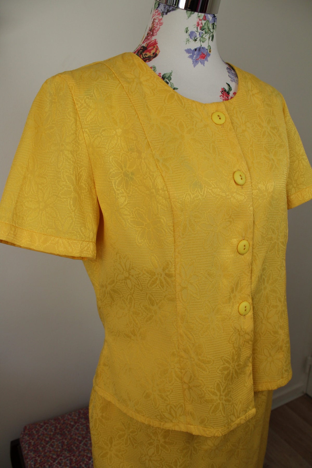 🌸🍒 Ensemble jupe + blouse vintage années 80 tissu texturé jacquard fleuri jaune - Taille 38/40🍒🌸