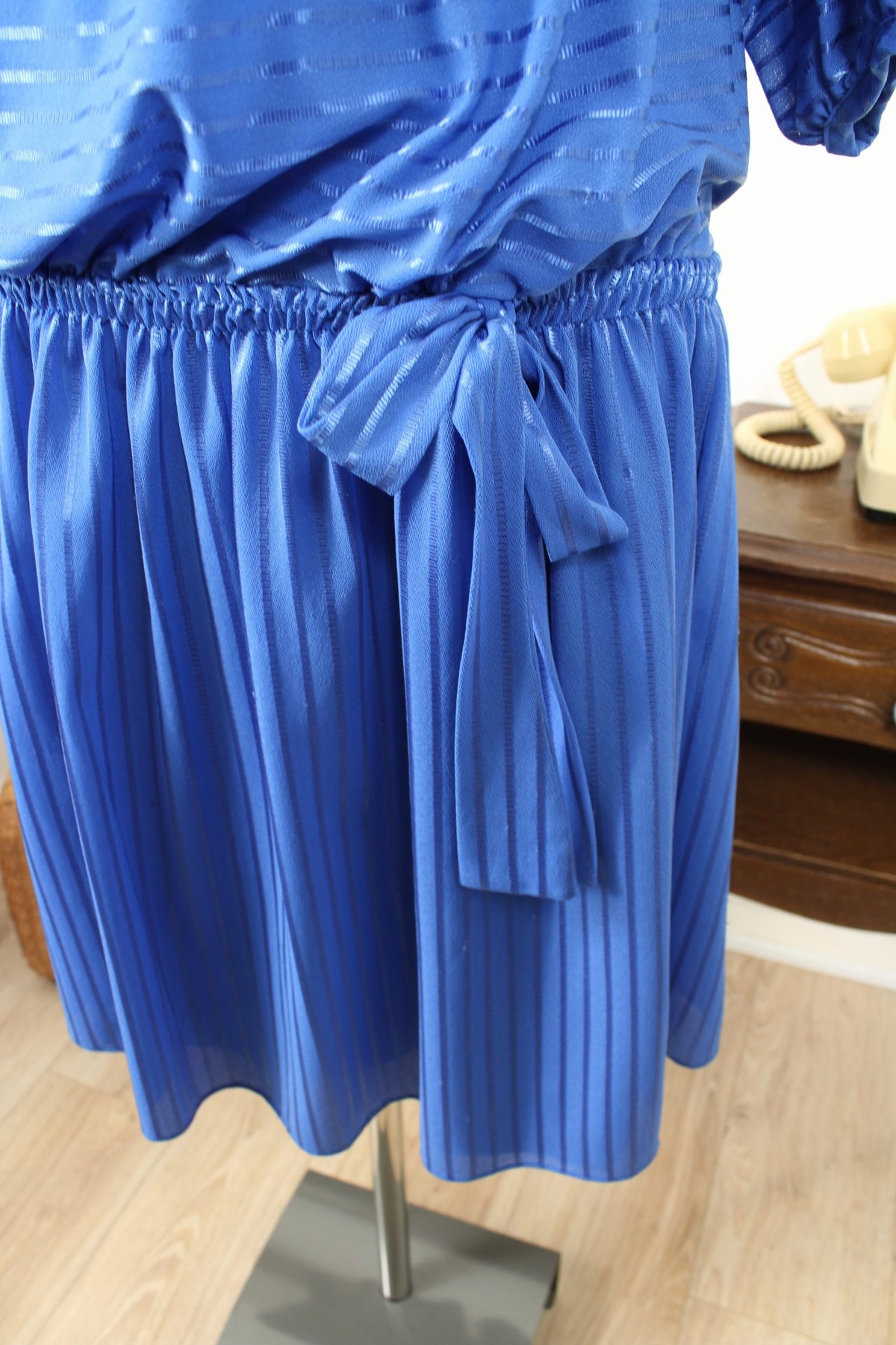Robe vintage années 70/80 bleu lumineux fluide à bandes satinées - Taille 40 à 44