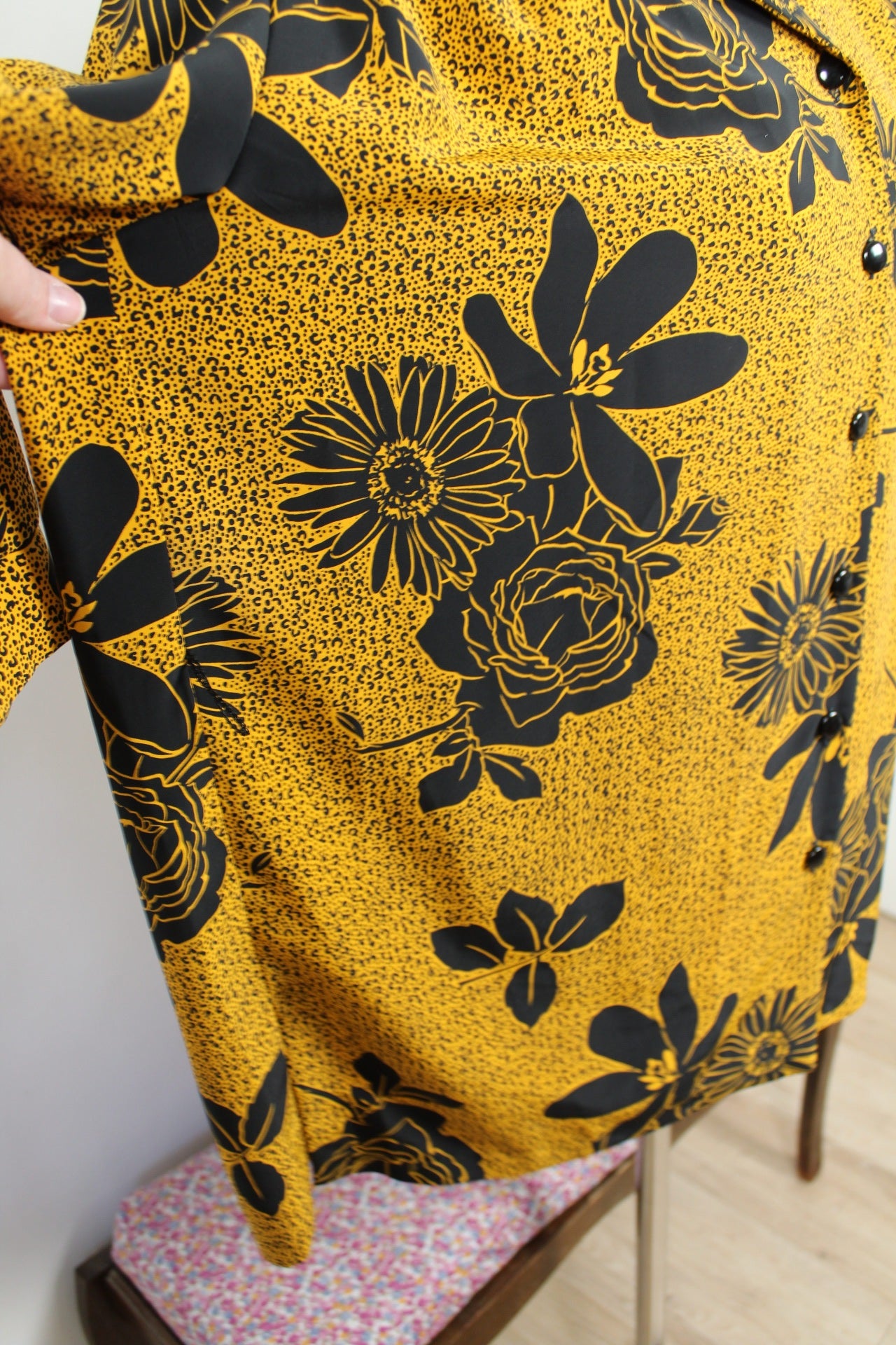 🌸🍒Chemise souple noire vintage 80/90's jaune moutarde à fleurs noires - Taille 46/48🍒🌸