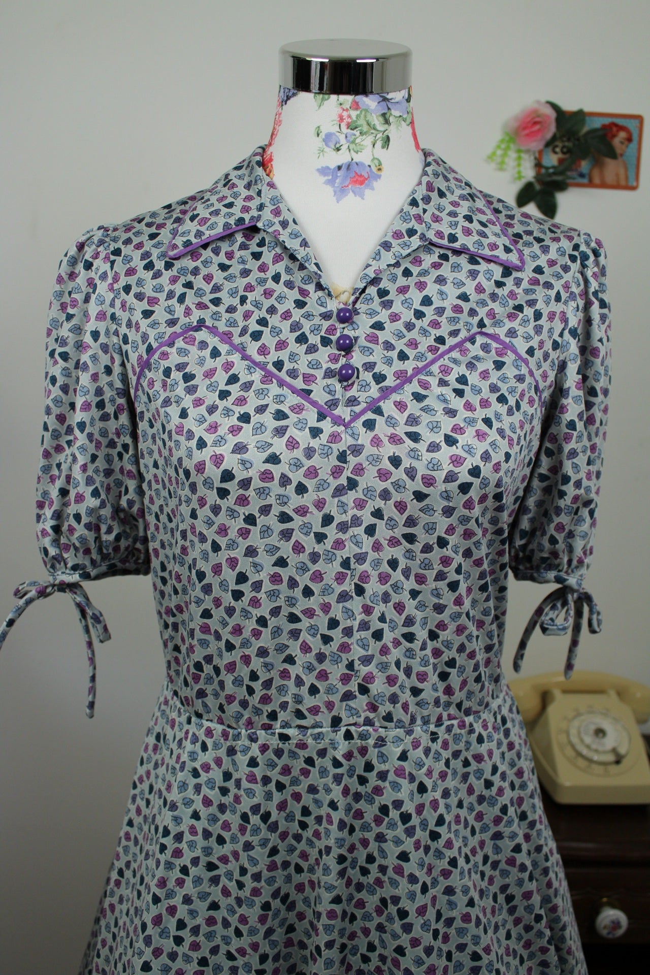 🌸🍒Robe vintage 70's pin-up/rockabilly bleu ciel imprimé de petites feuilles - silhouette romantique - Taille 38🍒🌸