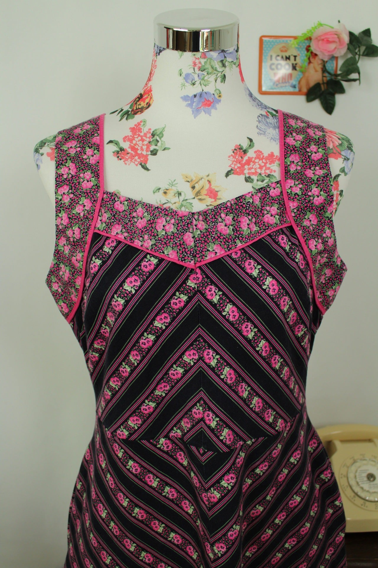 🌸🍒Robe vintage bohème folk 70's chevron fleurie rose fuchsia - Taille 38🍒🌸