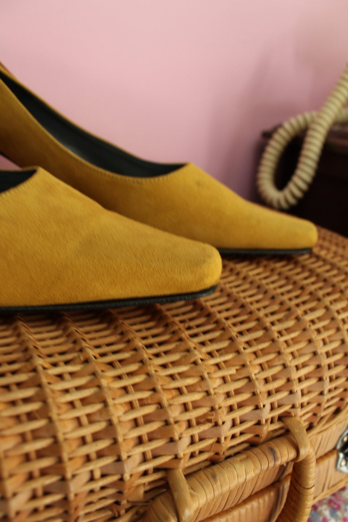 Escarpins vintage années 90 effet daim jaune moutarde - made in Italy - pointure 39