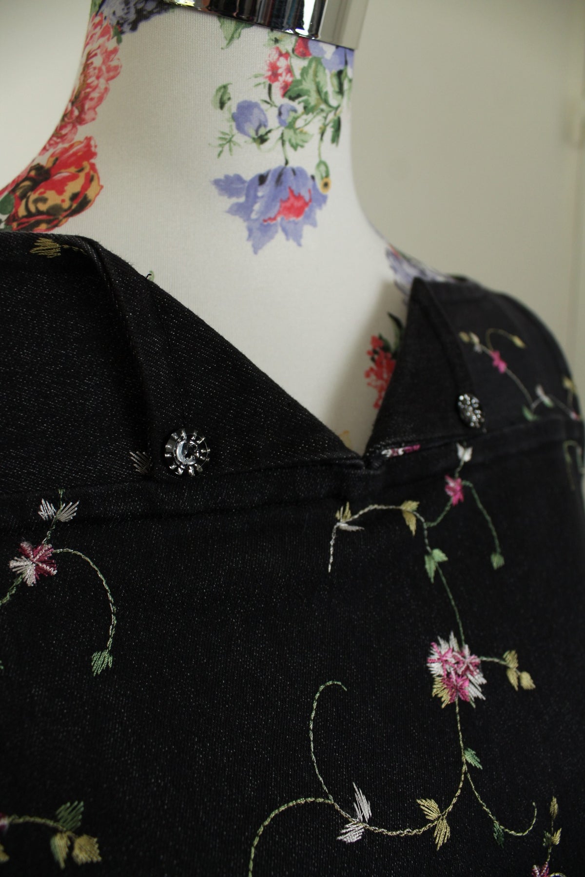 Robe en jean vintage années 90 - gris foncé brodée de fleurs - Taille 40