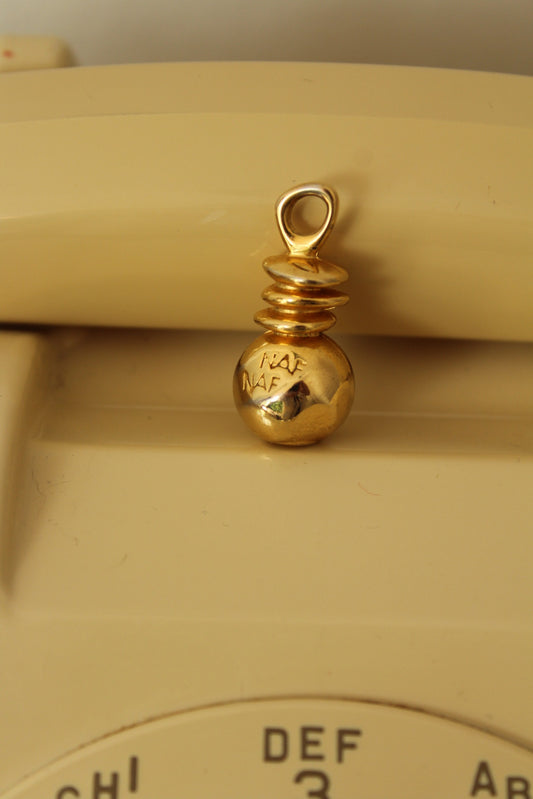 🌸🍒Pendentif vintage Naf Naf années 80/90 - métal doré brillant - parfum de luxe🍒🌸