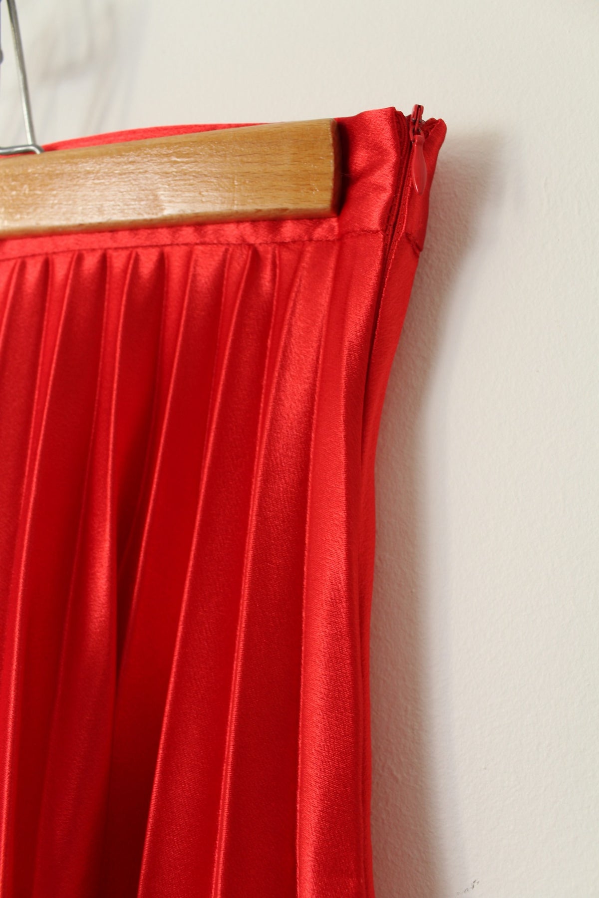 🌸🍒Jupe midi rétro "Retro & Icone" plissée accordeon & chevrons rouge satiné - Taille 34🍒🌸