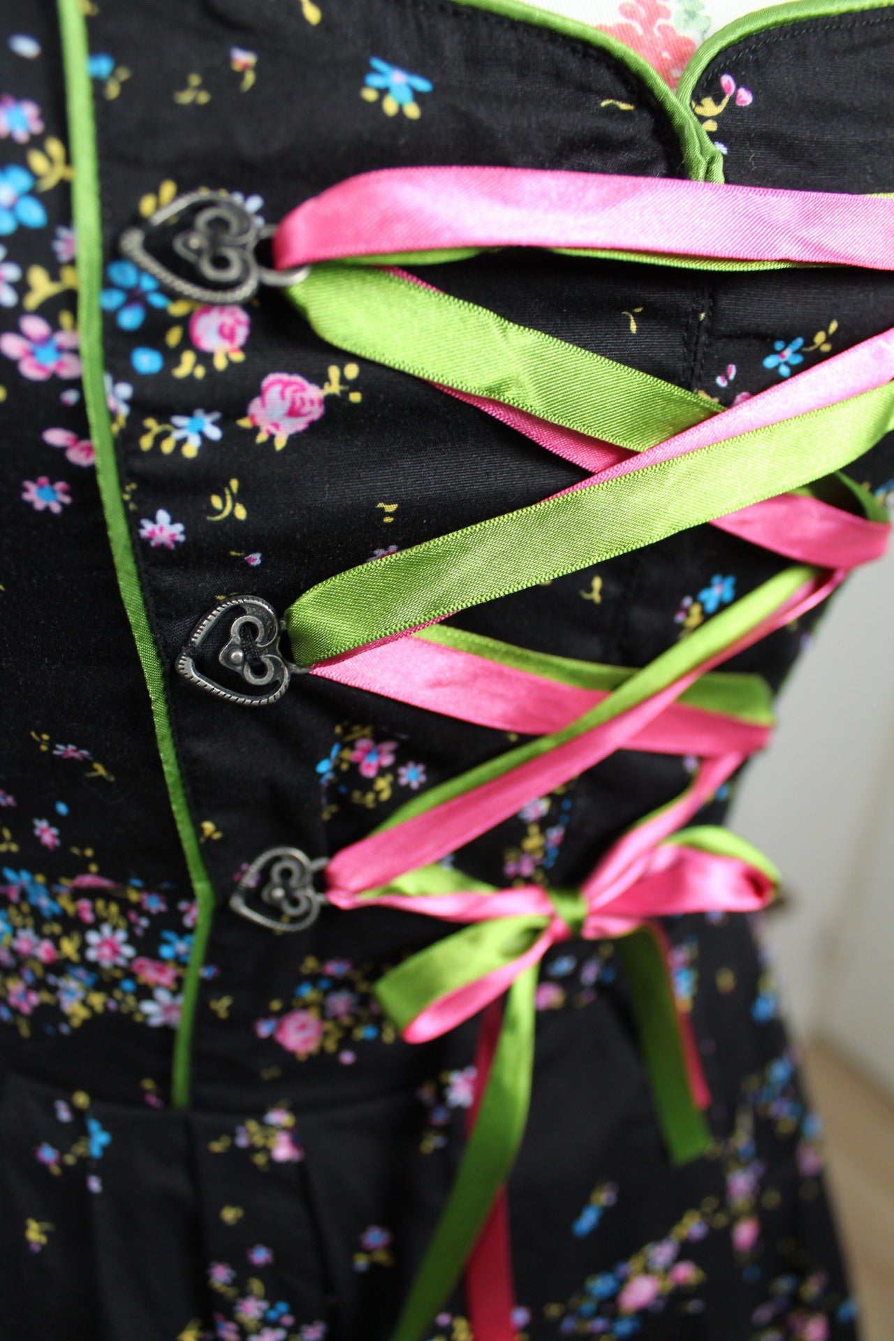 🌸🍒Dirndl bavarois moderne fleuri & laçage flashy - Taille 34🍒🌸