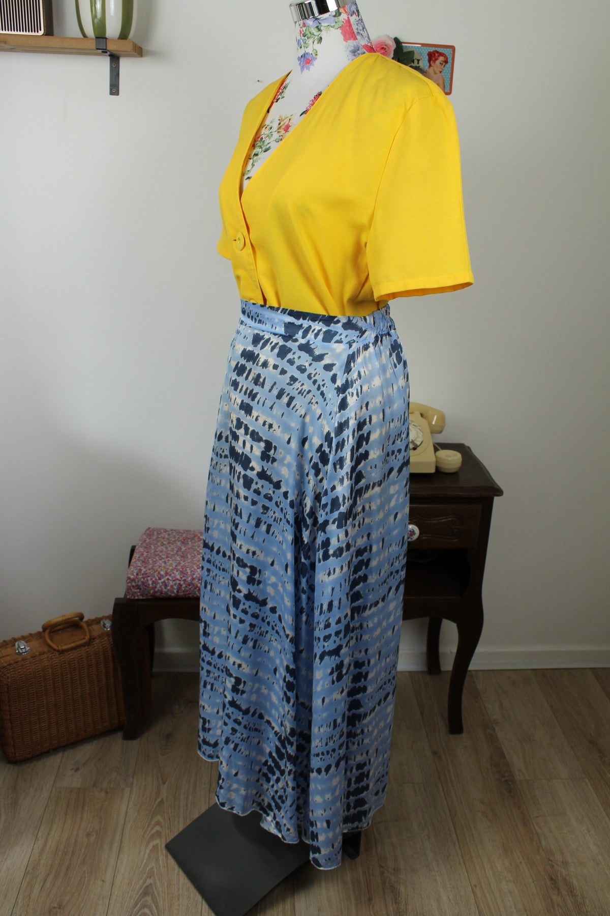 Jupe longue vintage années 90 Made in Italy bleu satiné motif tie & dye – Taille 36/38
