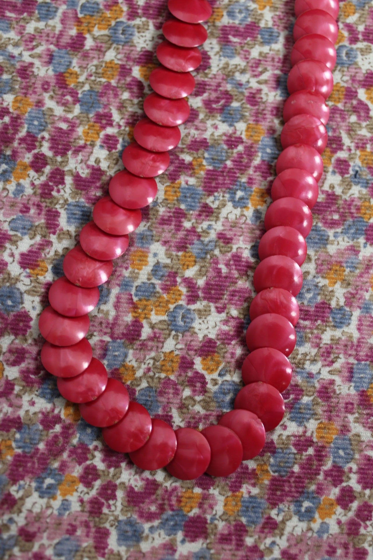 🌸🍒Collier vintage 80/90's perles plats en résine fuchsia nacrée🍒🌸
