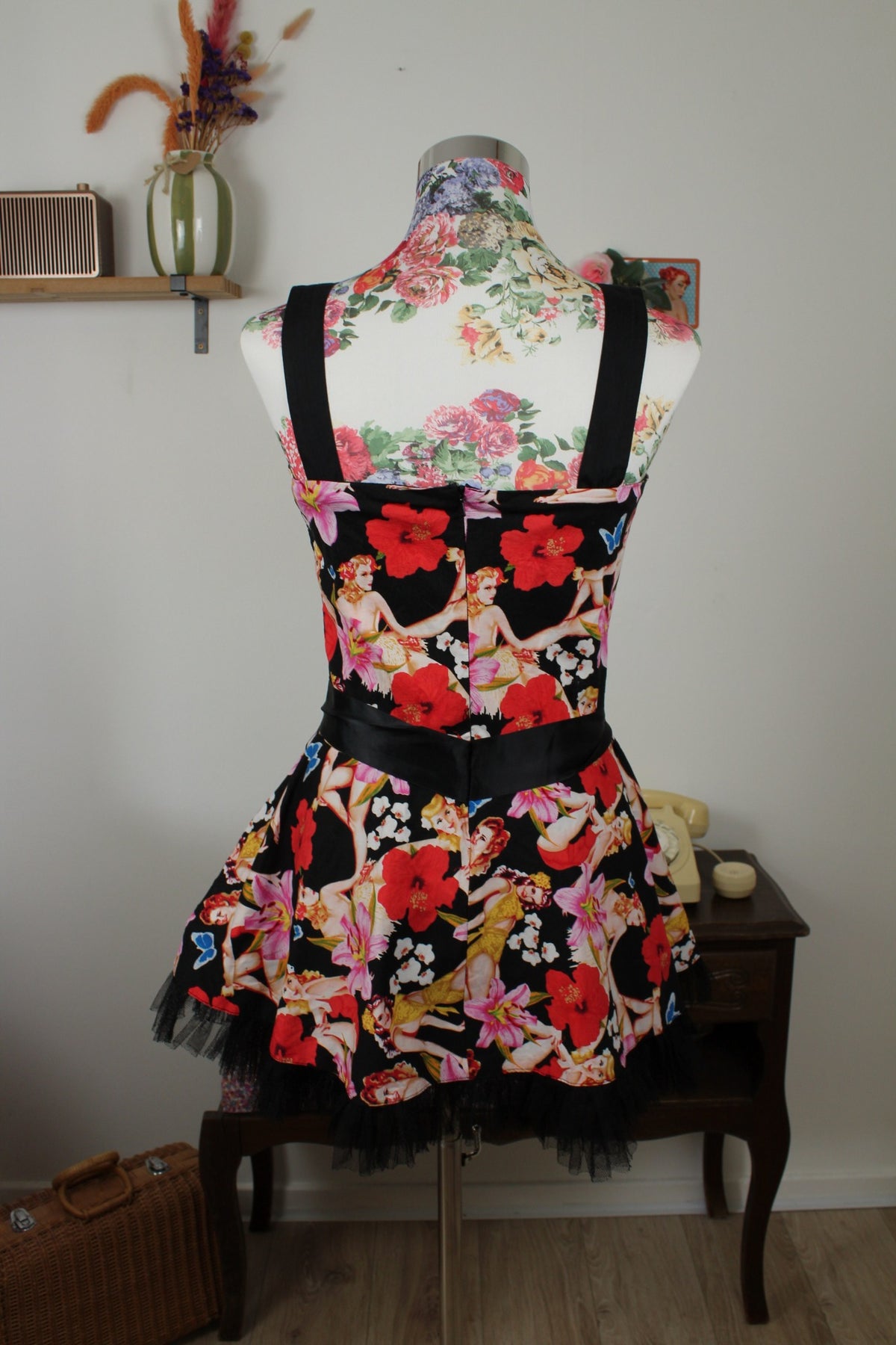 Robe pin-up/rockabilly Hell Bunny motif lys roses & pin-up - Taille 36 petit 38