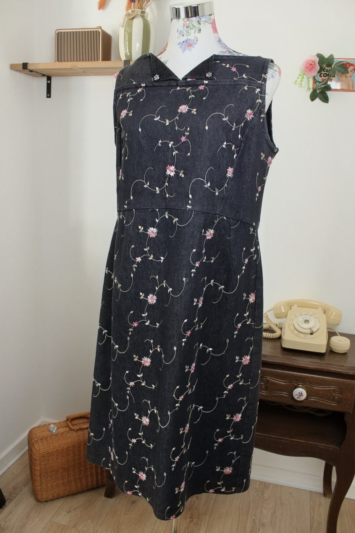 Robe en jean vintage années 90 - gris foncé brodée de fleurs - Taille 40