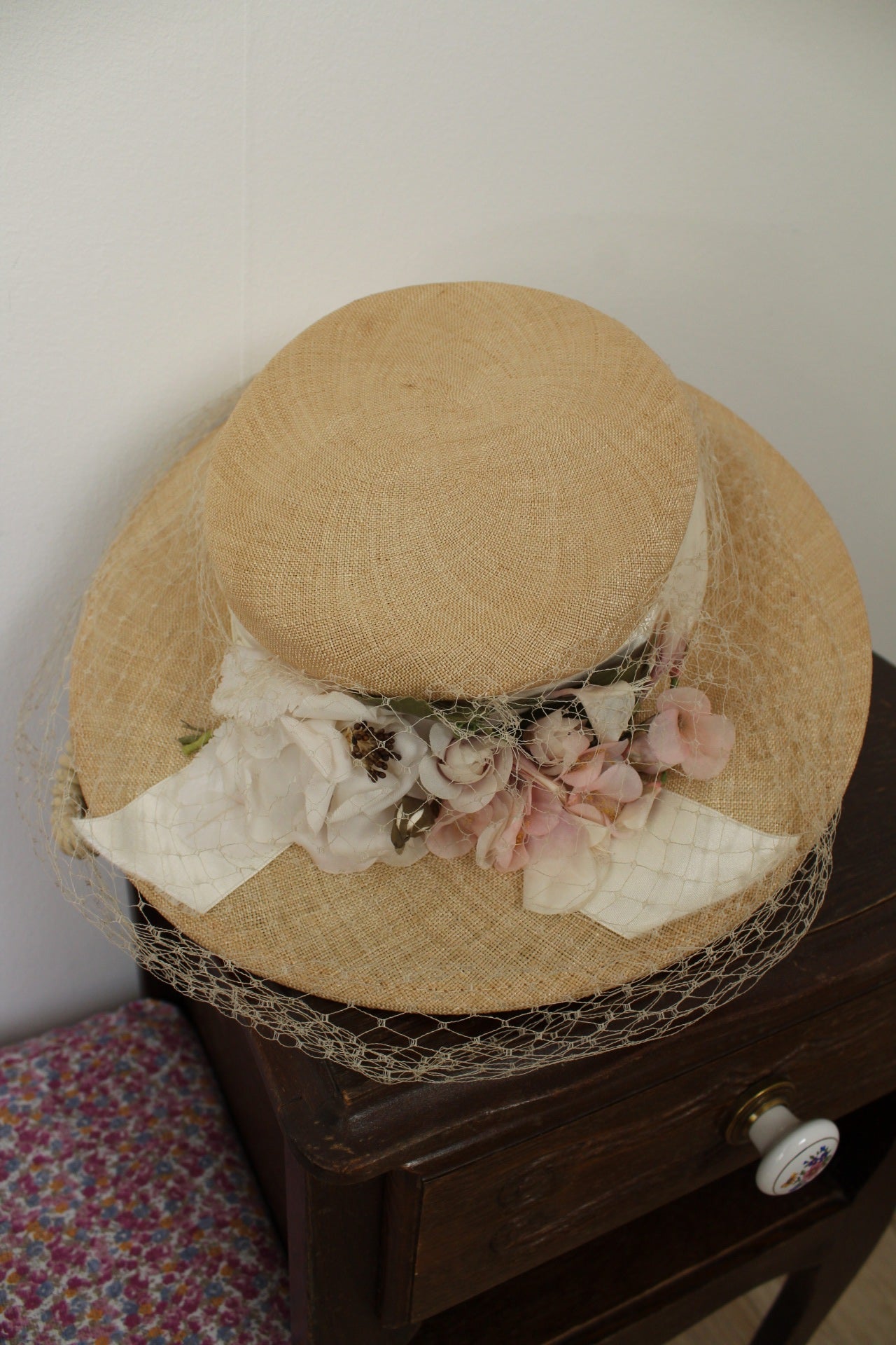 🌸🍒Chapeau rétro de cérémonie en fibre naturelle - violette & fleurs pastel🍒🌸