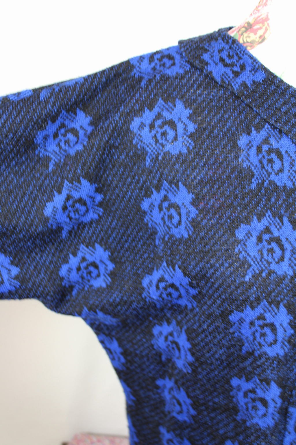 🌸🍒Pull vintage 80/90s bleu et noir motifs roses - boutons XXL🍒🌸