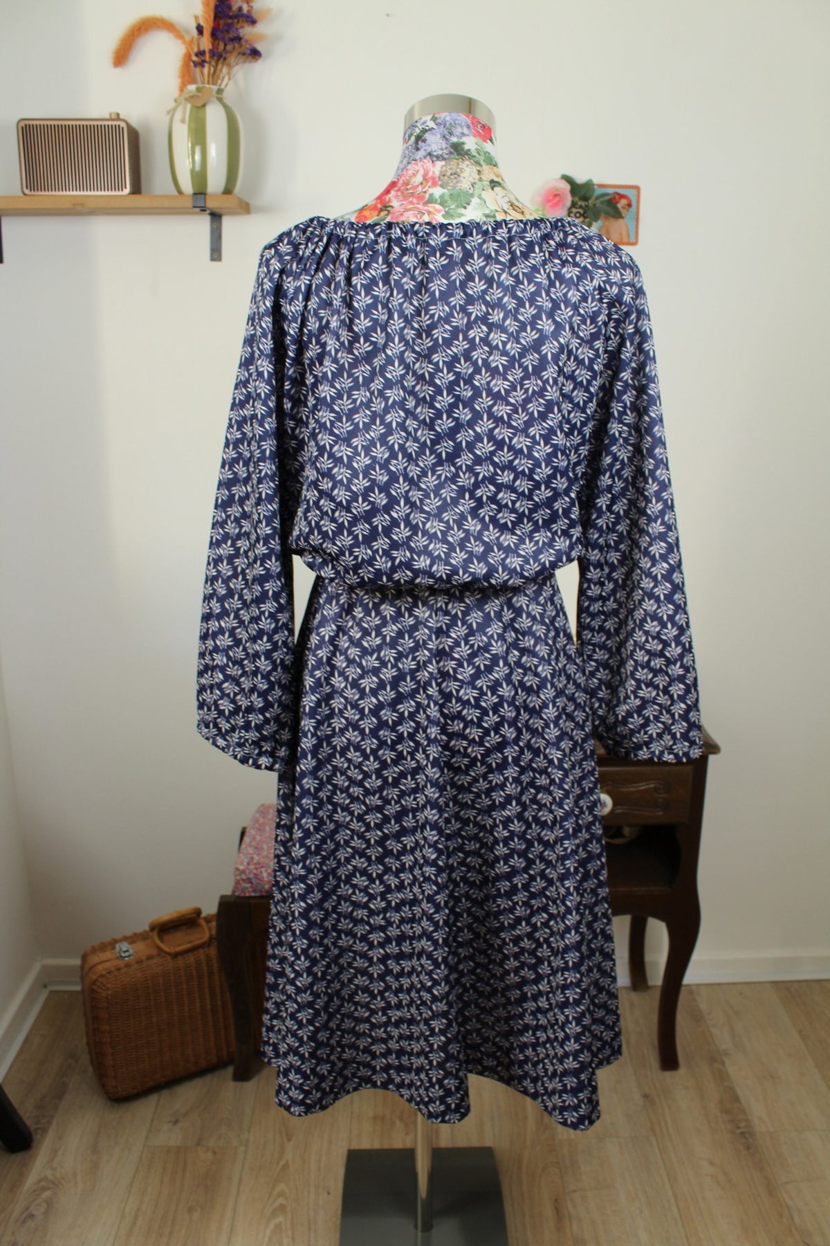Robe vintage années 70/80 romantique bohème - bleu marine, feuilles & manches larges - Taille 40/42