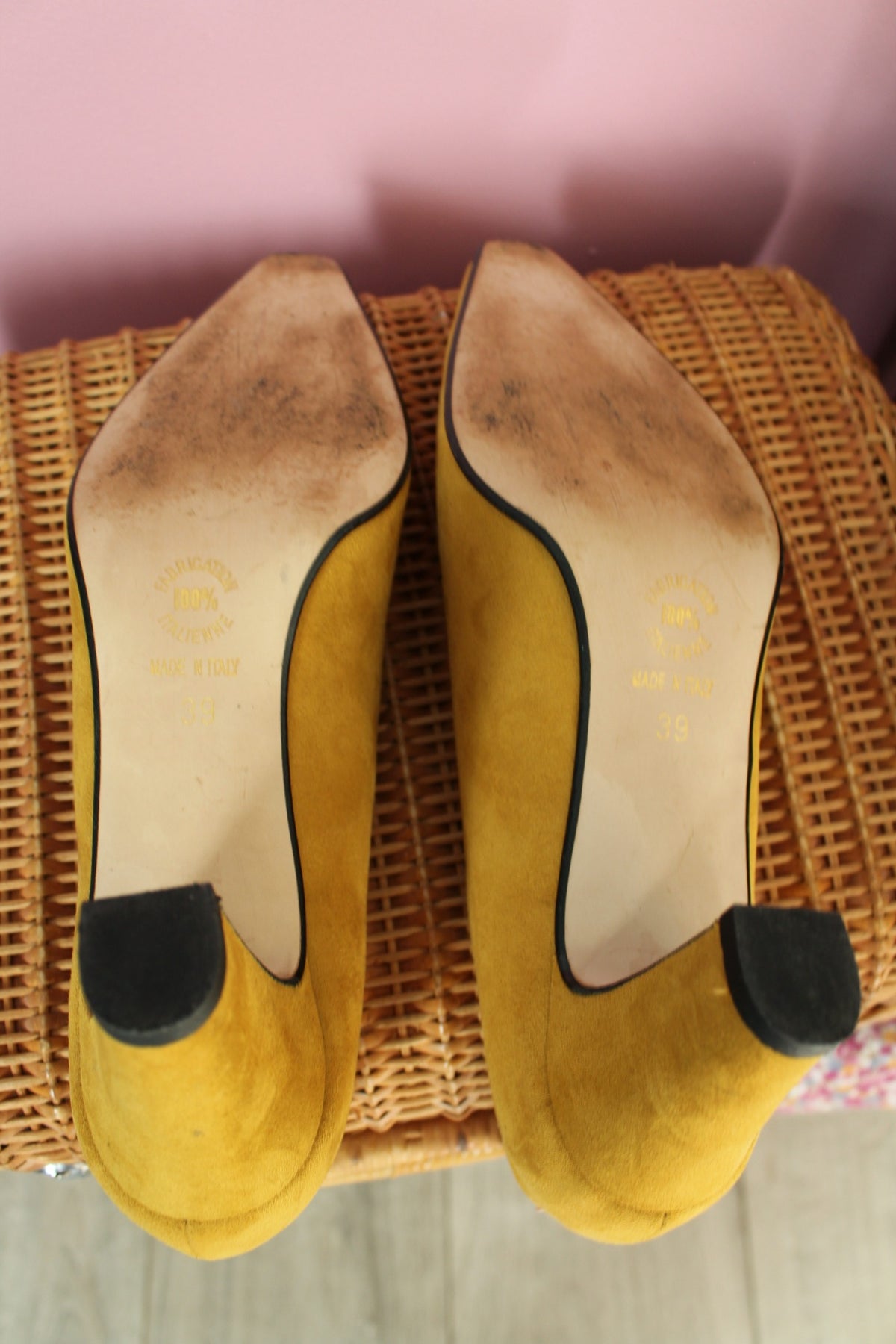 Escarpins vintage années 90 effet daim jaune moutarde - made in Italy - pointure 39
