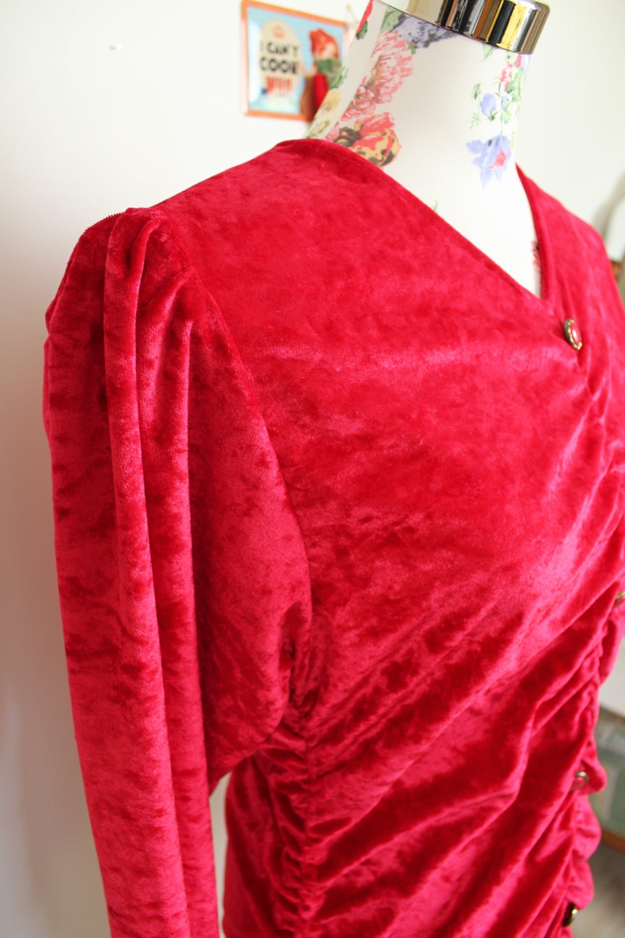 ✨Robe rouge en velours satiné drapé 80's - robe de soirée made in France✨