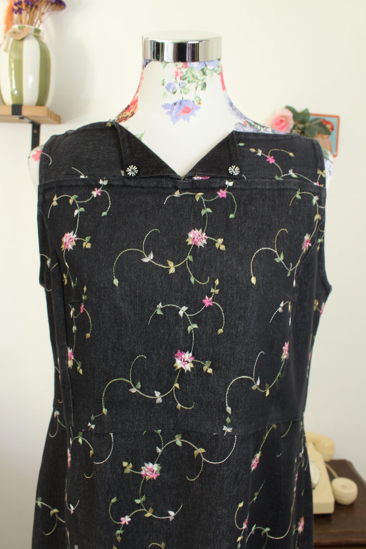 Robe en jean vintage années 90 - gris foncé brodée de fleurs - Taille 40