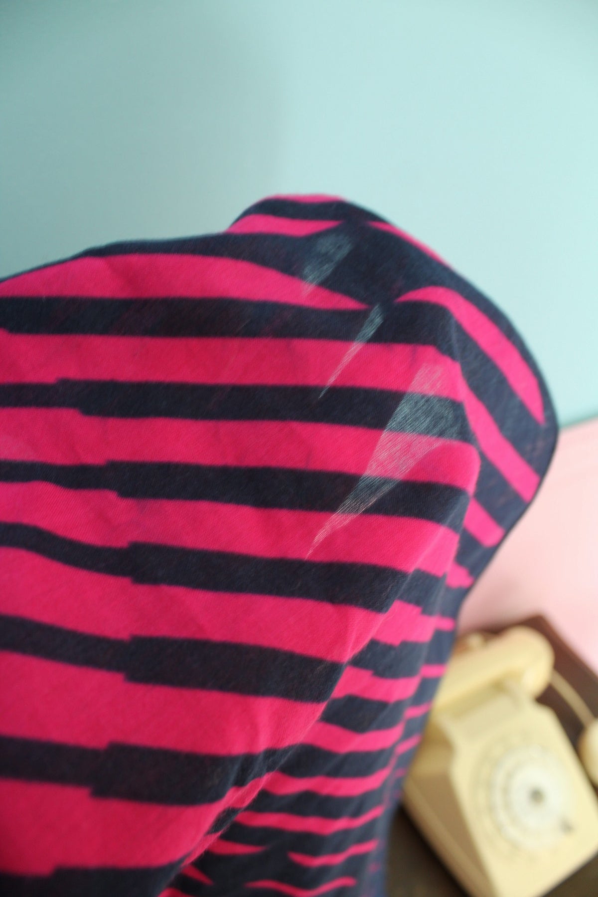 Foulard vintage années 80 Choc de Cardin marine & fuchsia