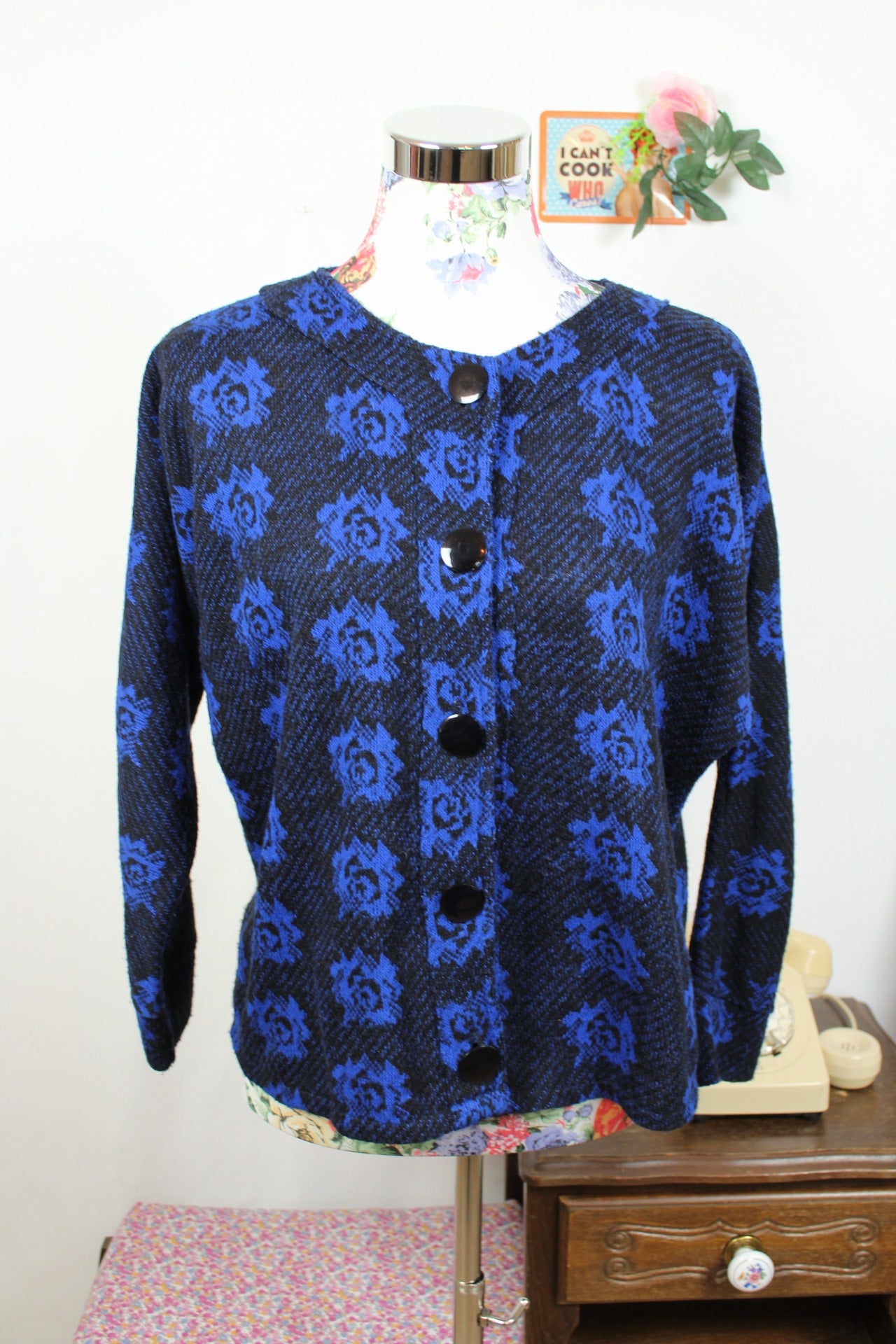 🌸🍒Pull vintage 80/90s bleu et noir motifs roses - boutons XXL🍒🌸